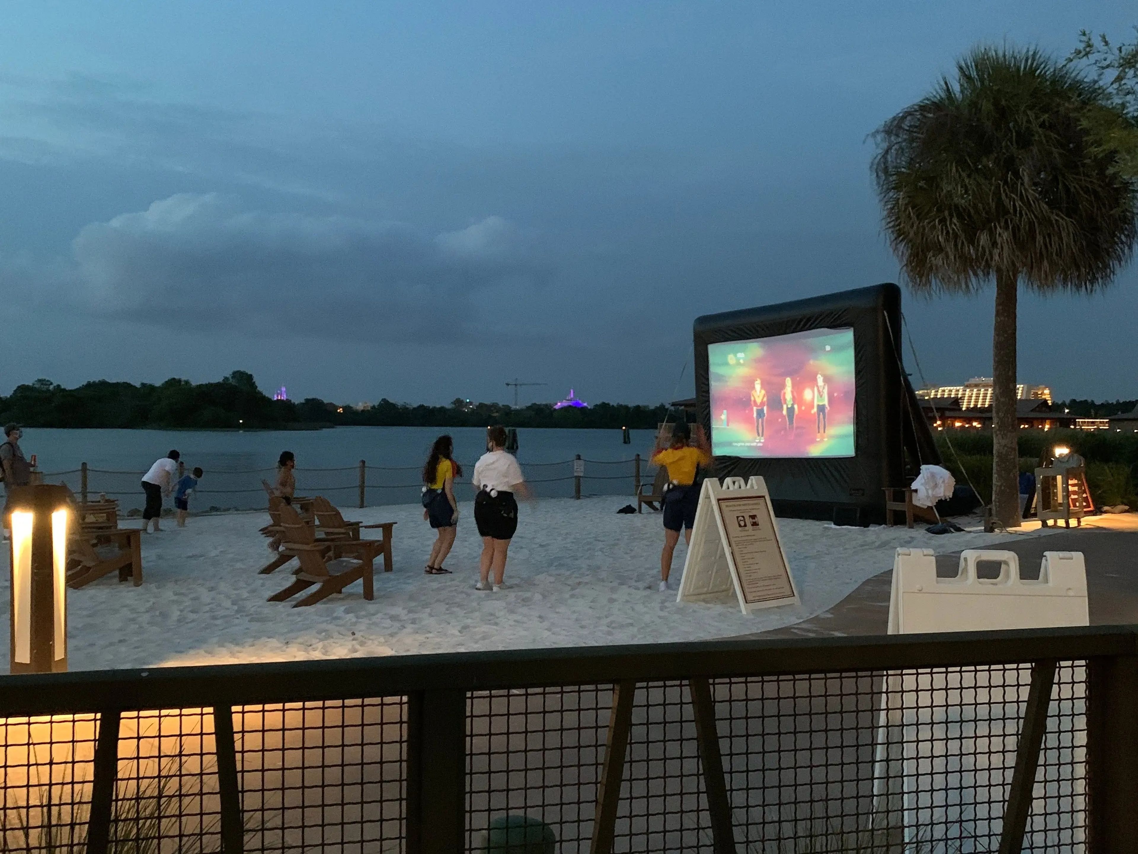 Los resorts cuentan con pantallas hinchables donde se proyectan películas bajo las estrellas.
