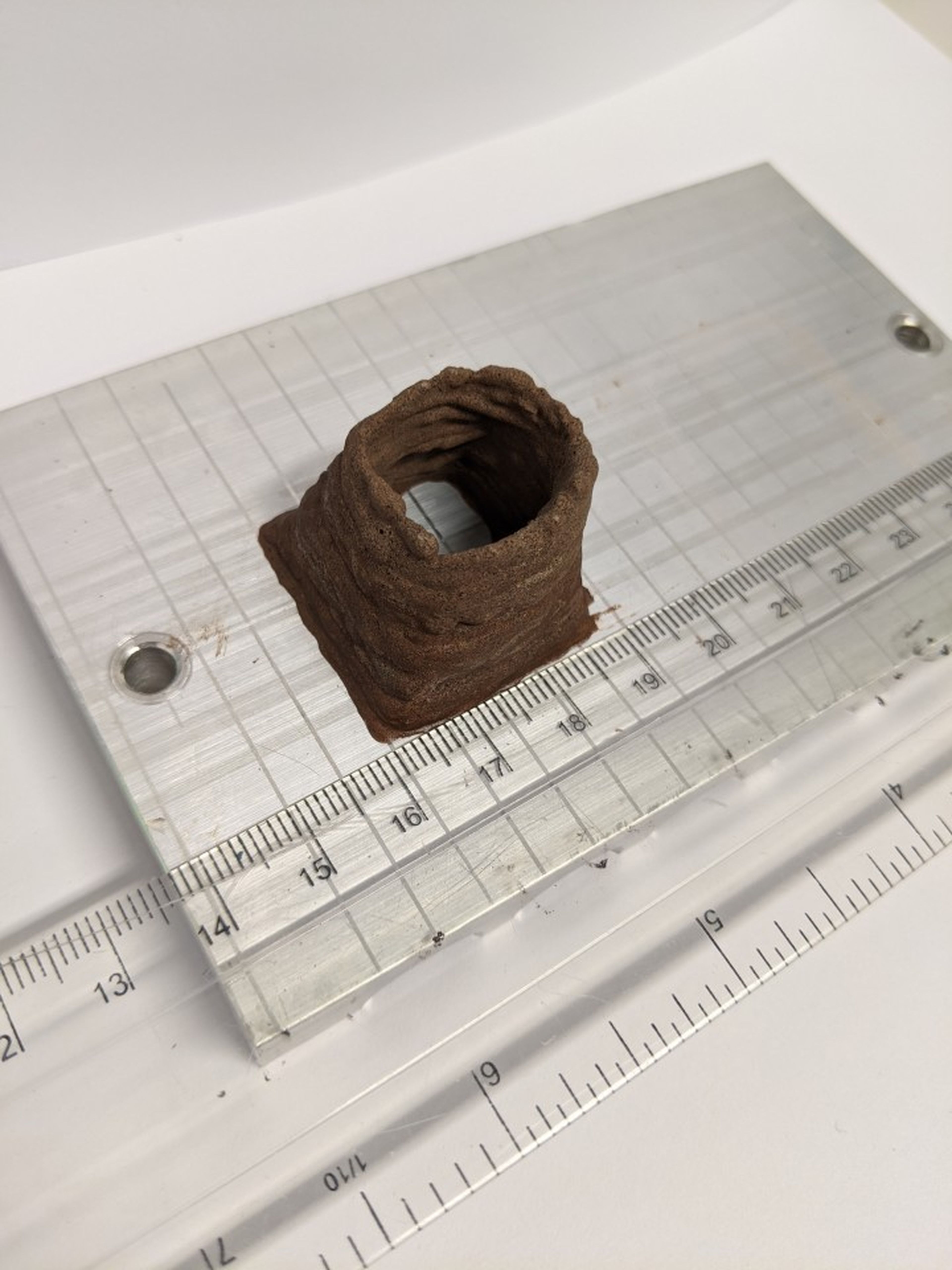 Una pequeña estructura impresa en 3D hecha con suelo de Marte simulado y productos del cuerpo humano.