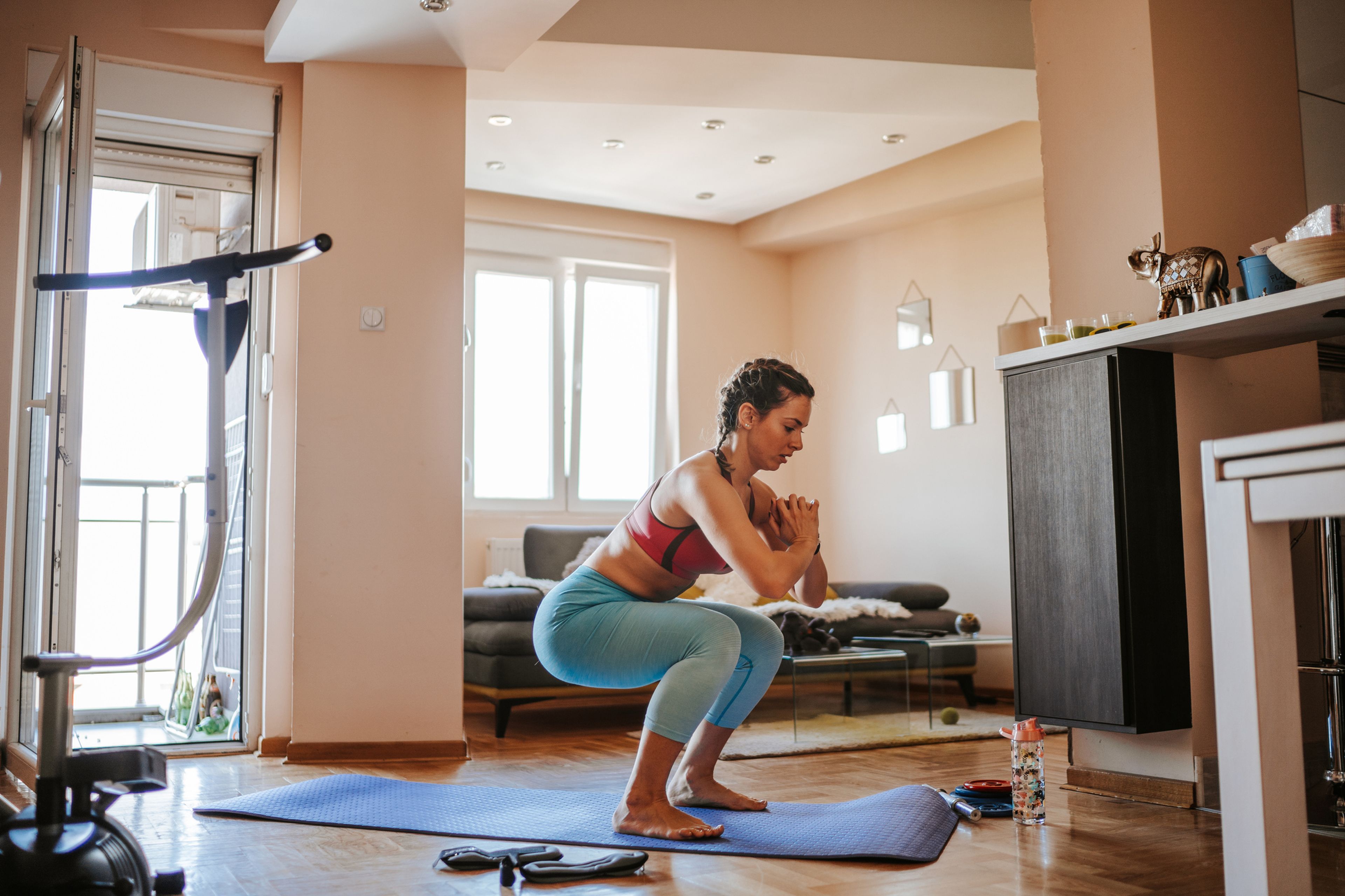 mujer haciendo ejercicio en casa, yoga