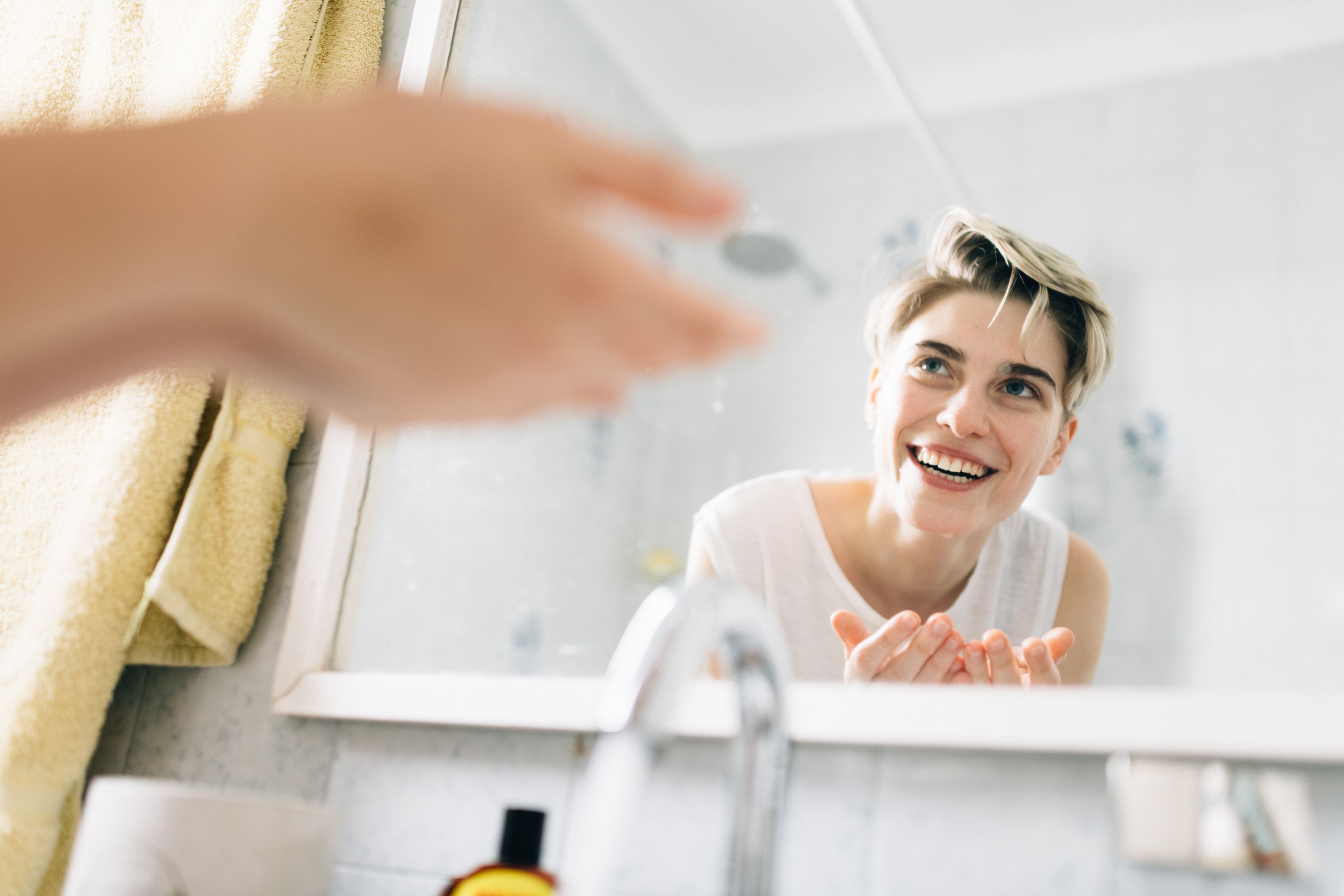 mujer lavándose la cara