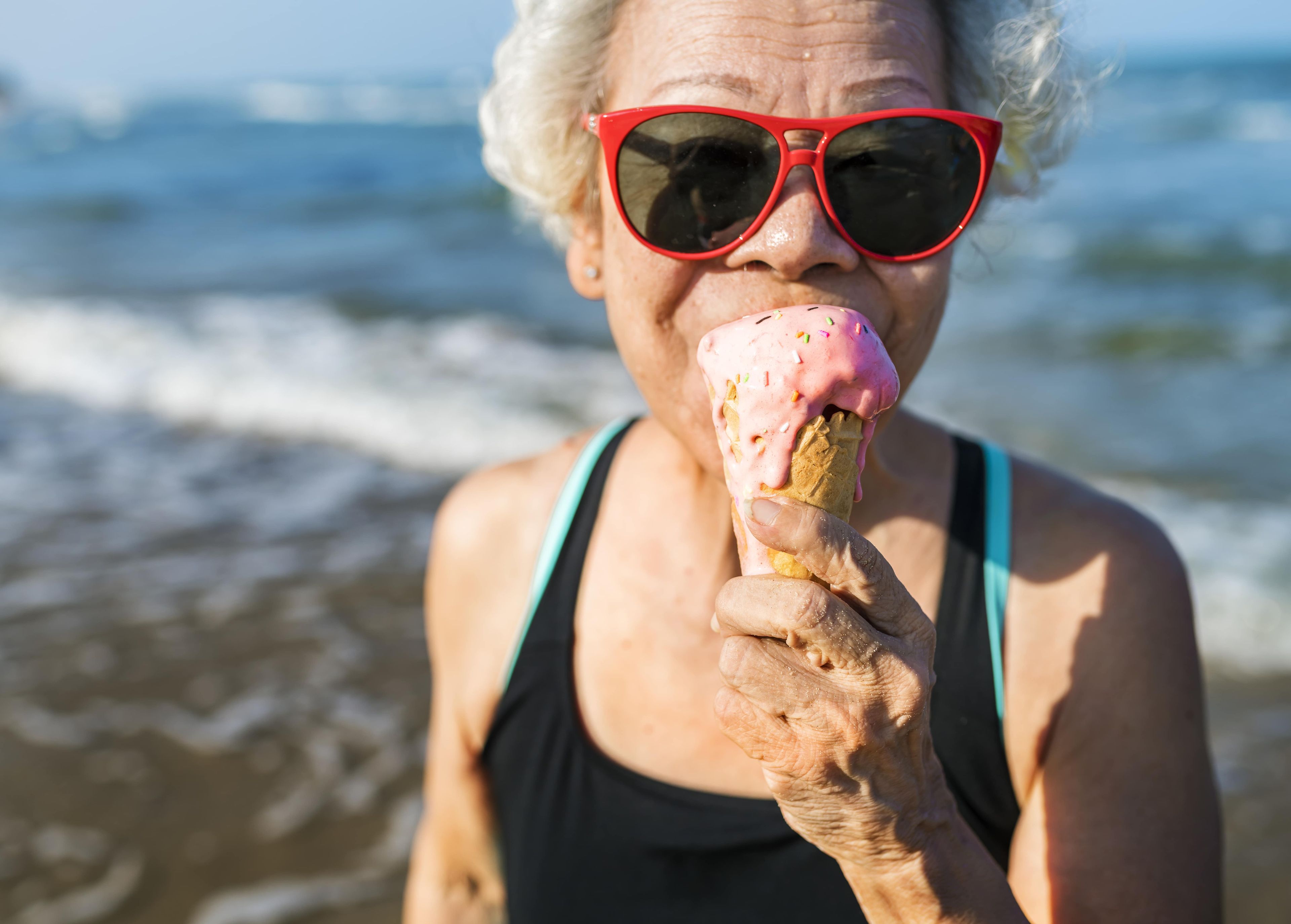 Una mujer mayor comiendo helado