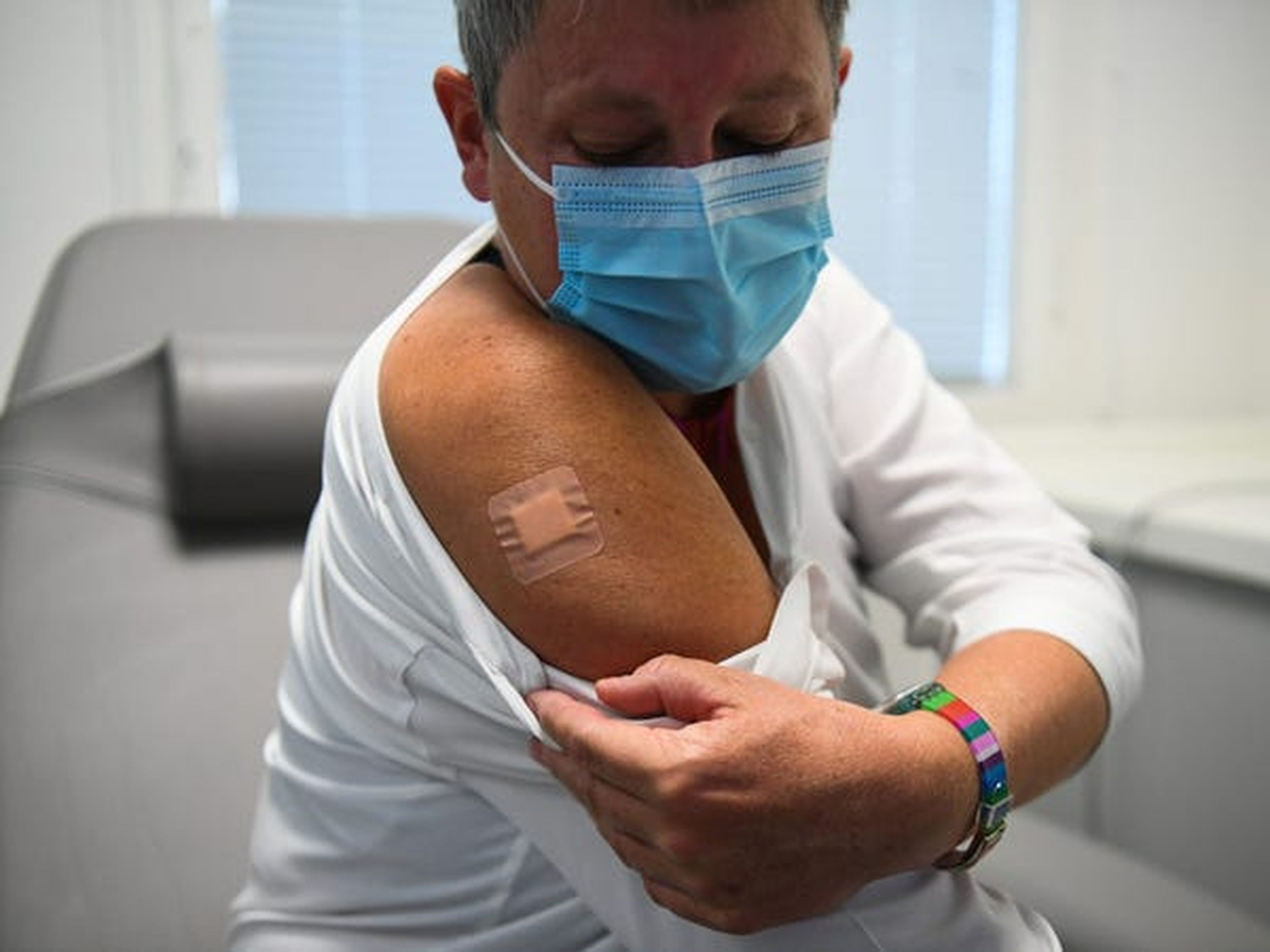 Una mujer recibe una de las vacunas contra el COVID-19.