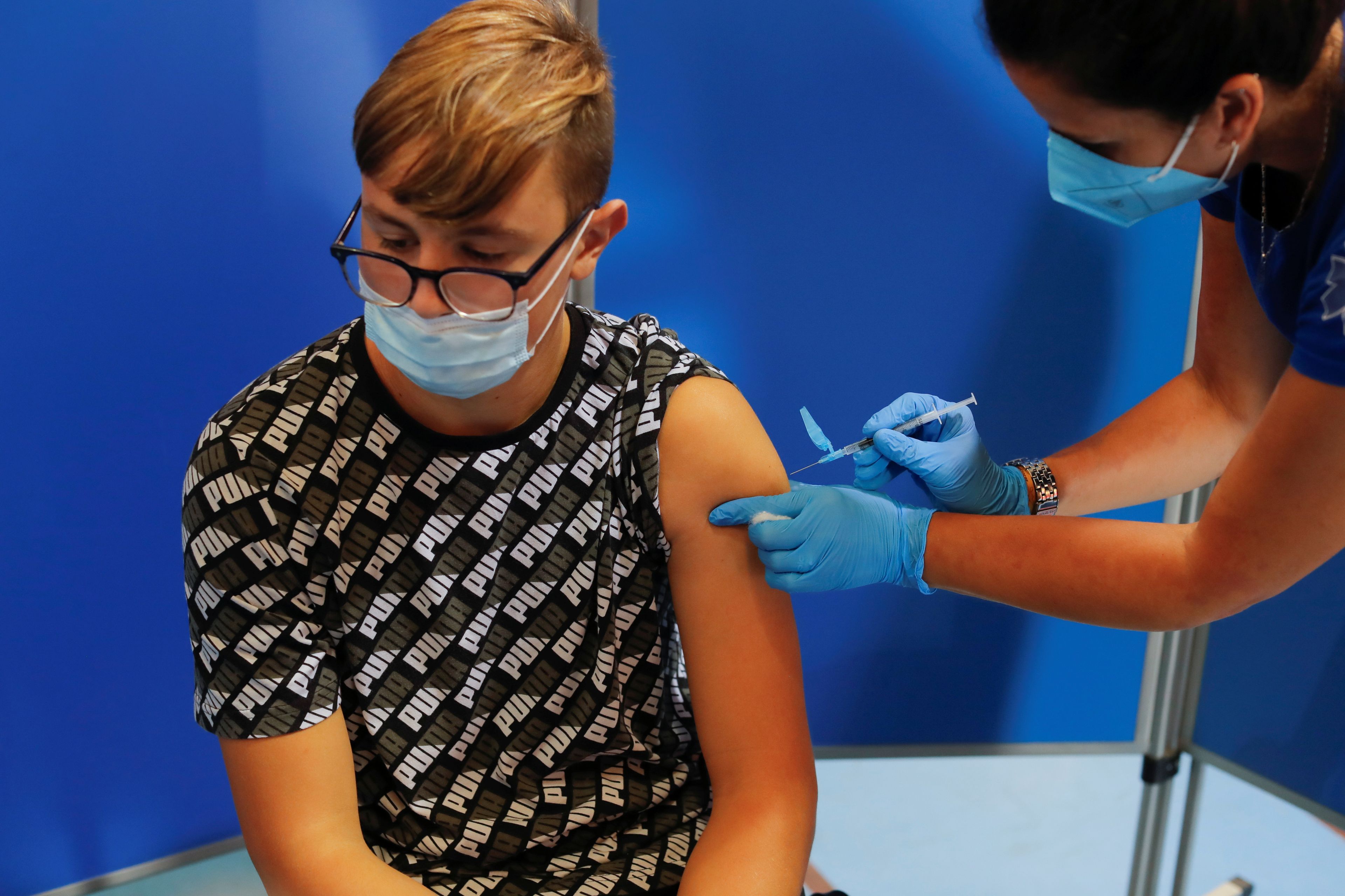 Un niño recibe una vacuna contra el COVID-19.