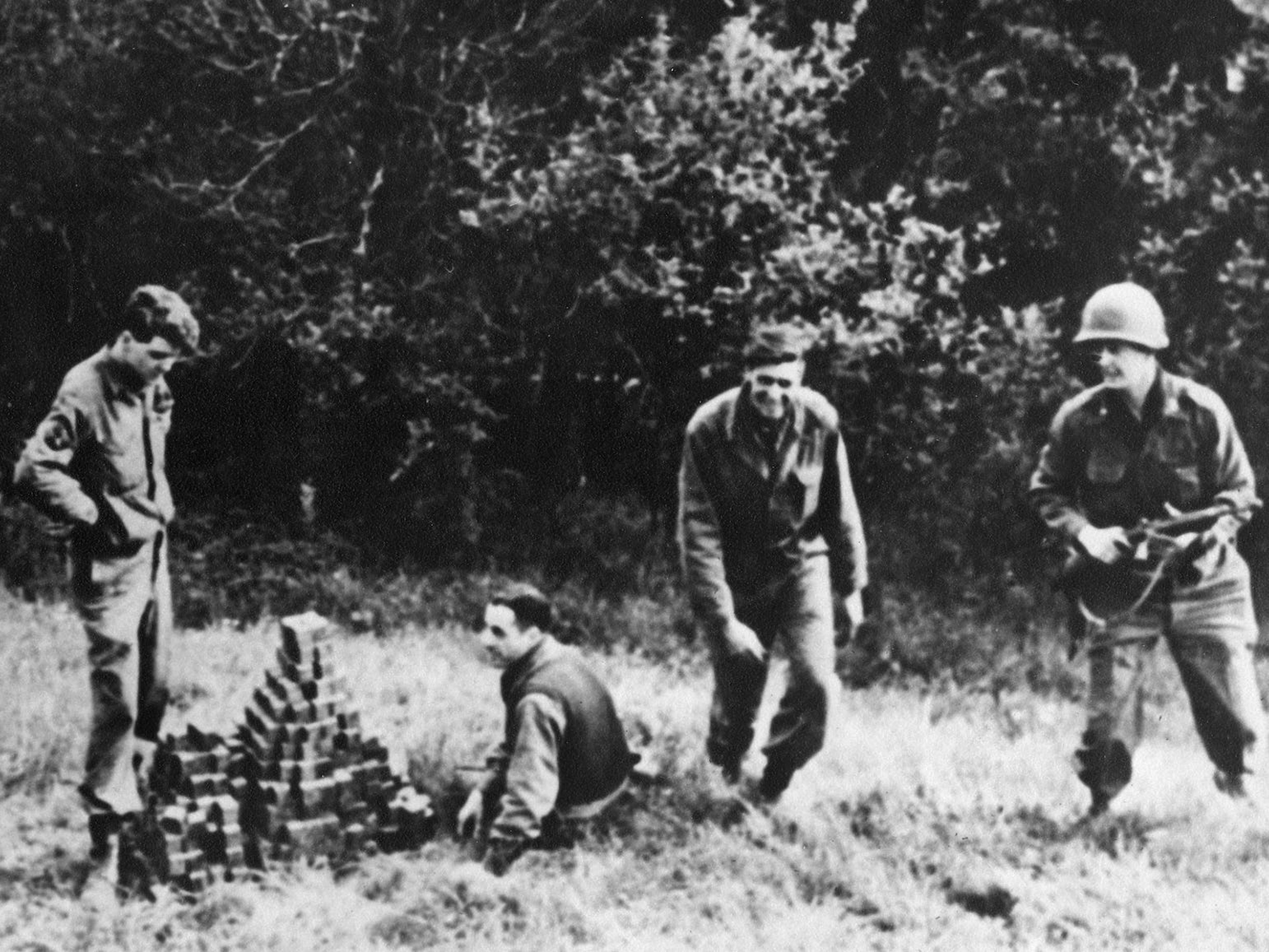 Oficiales de inteligencia de Alsos tras localizar los cubos de uranio alemanes en Haigerloch, Alemania.