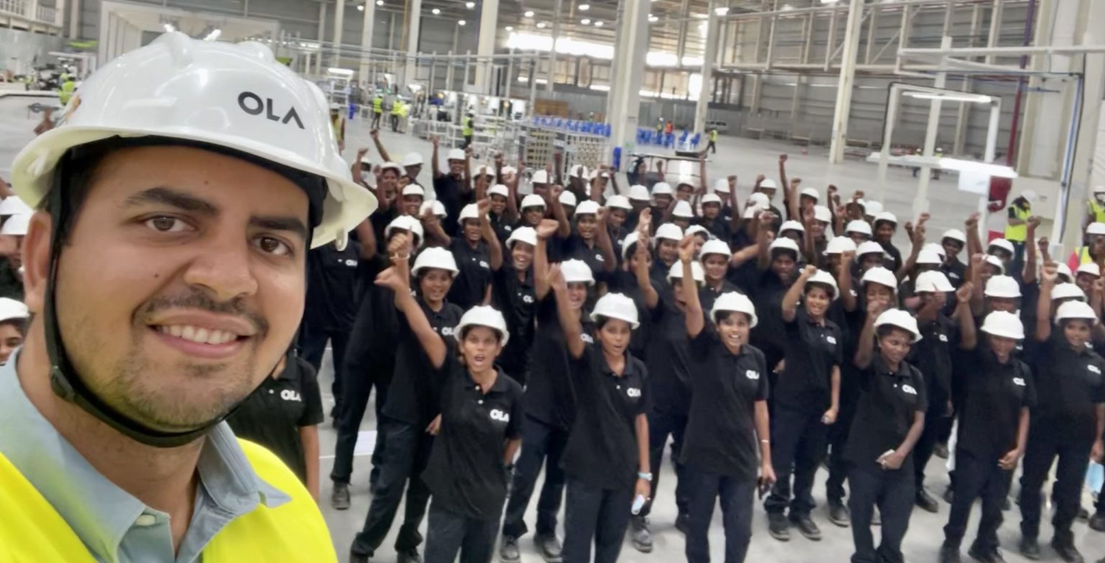 Bhavish Aggarwal, actual CEO de Ola en la fábrica de Futurefactory en India con parte de las más de 10.000 mujeres que trabajarán en la nueva planta.