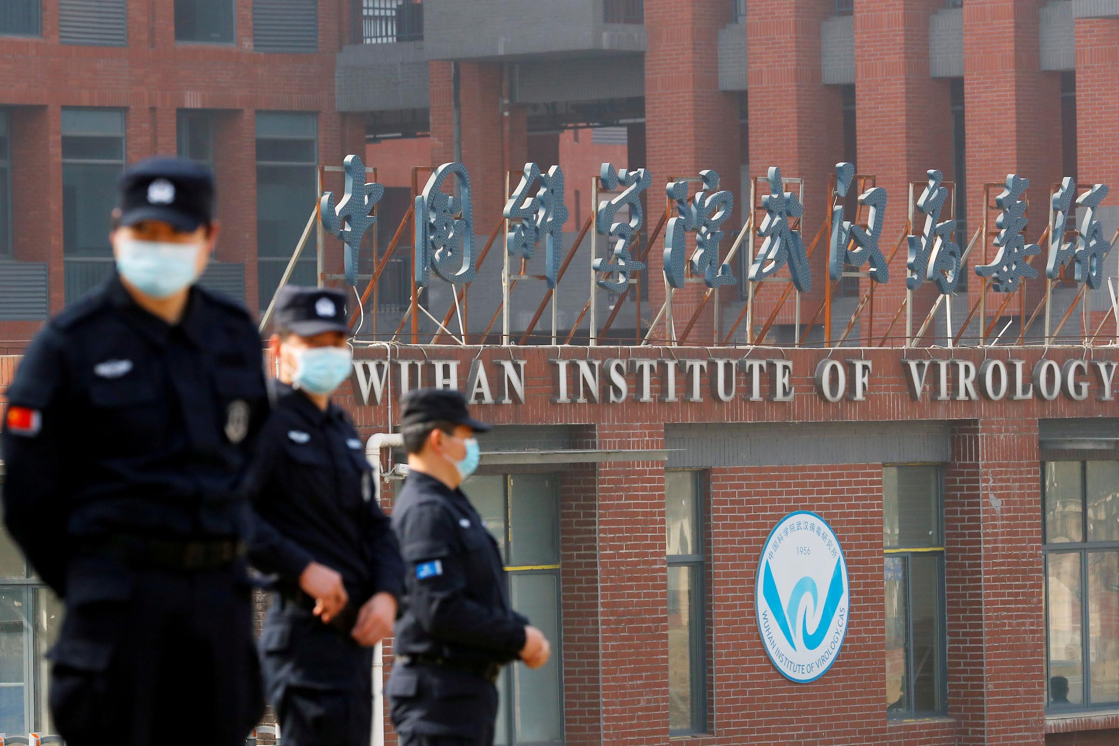 Personal de seguridad vigila el exterior del Instituto de Virología de Wuhan (China) durante la visita del equipo de la OMS en febrero de 2021.