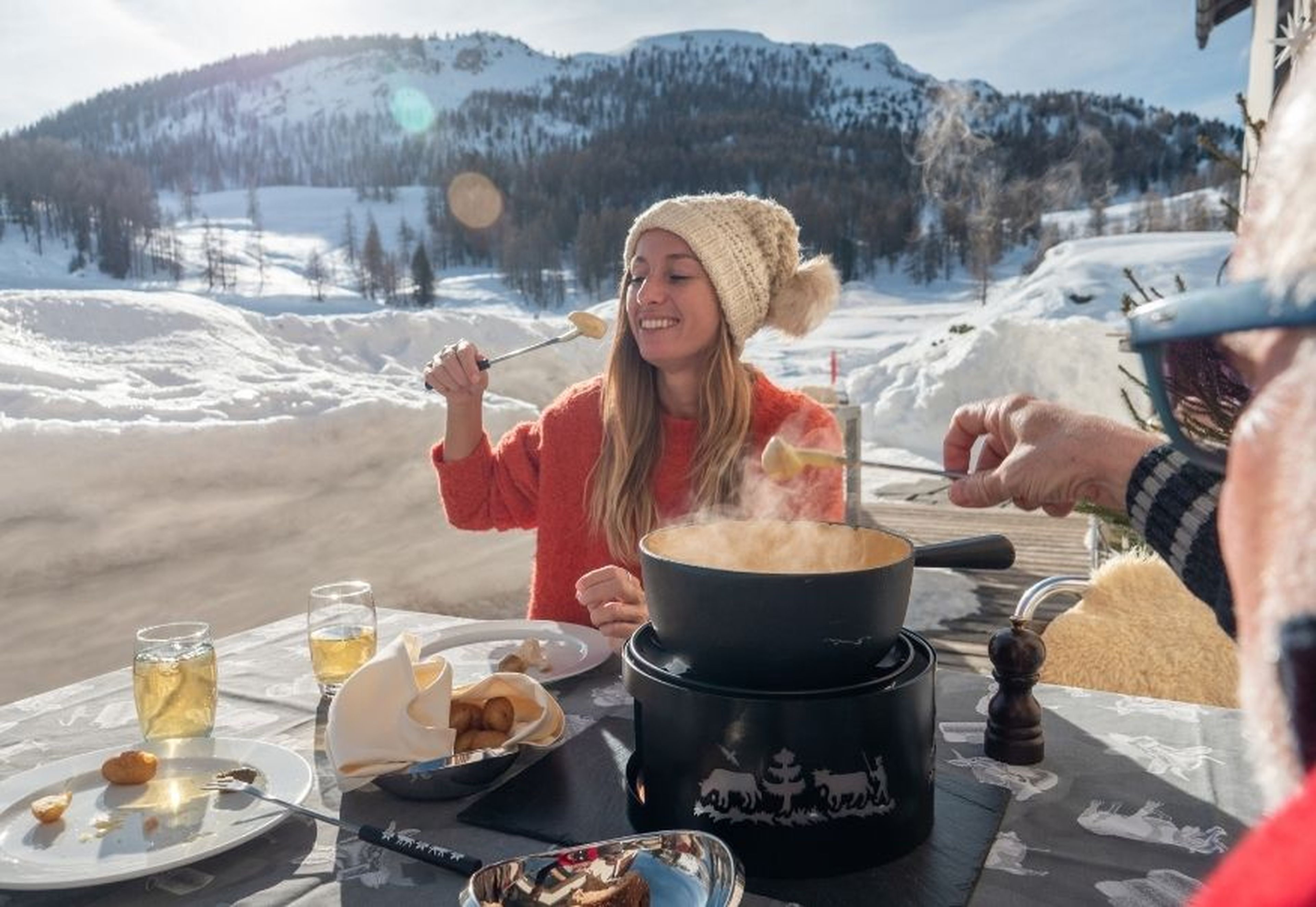 Una pareja come una fondue de queso en la nieve.