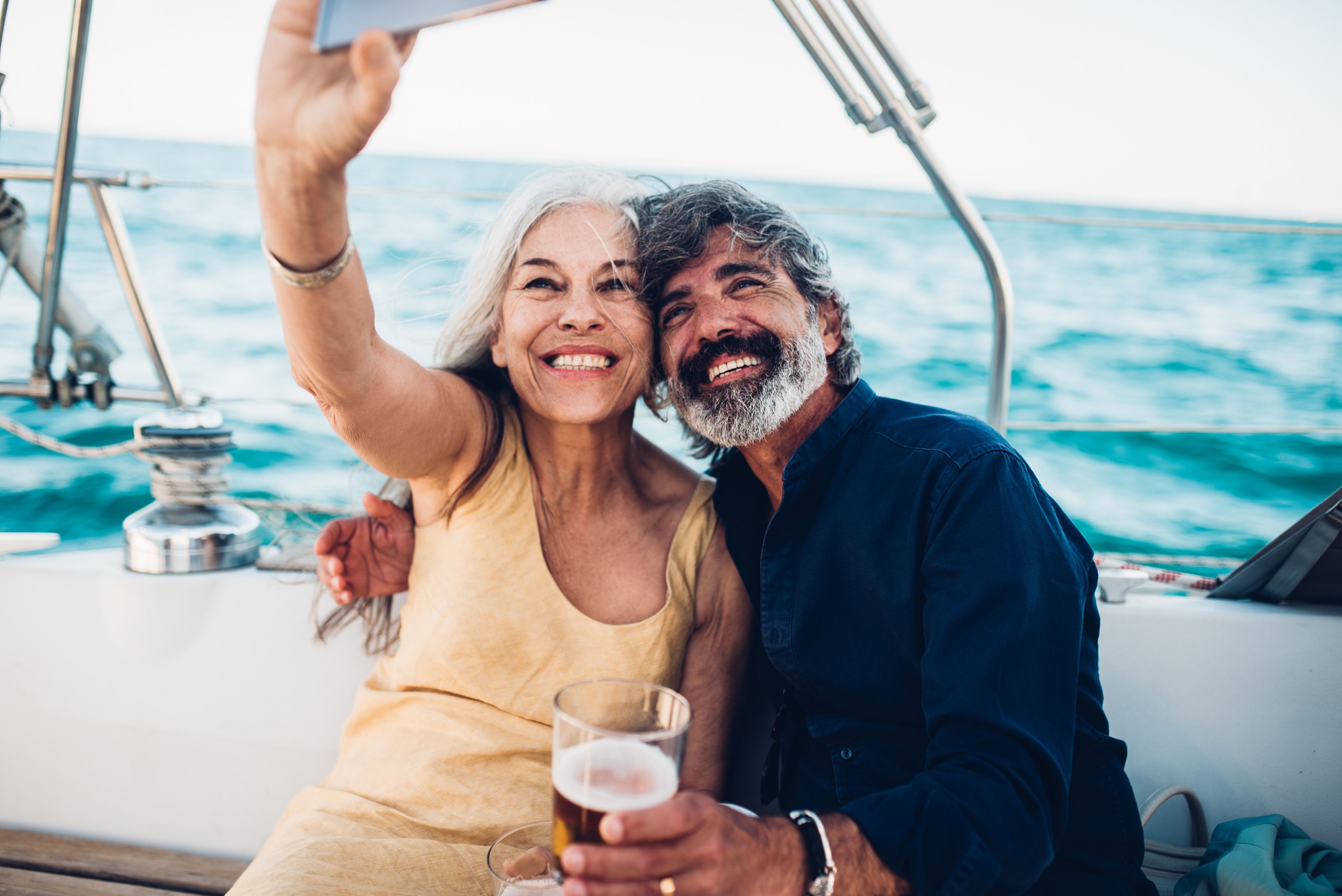 pareja feliz haciéndose selfie