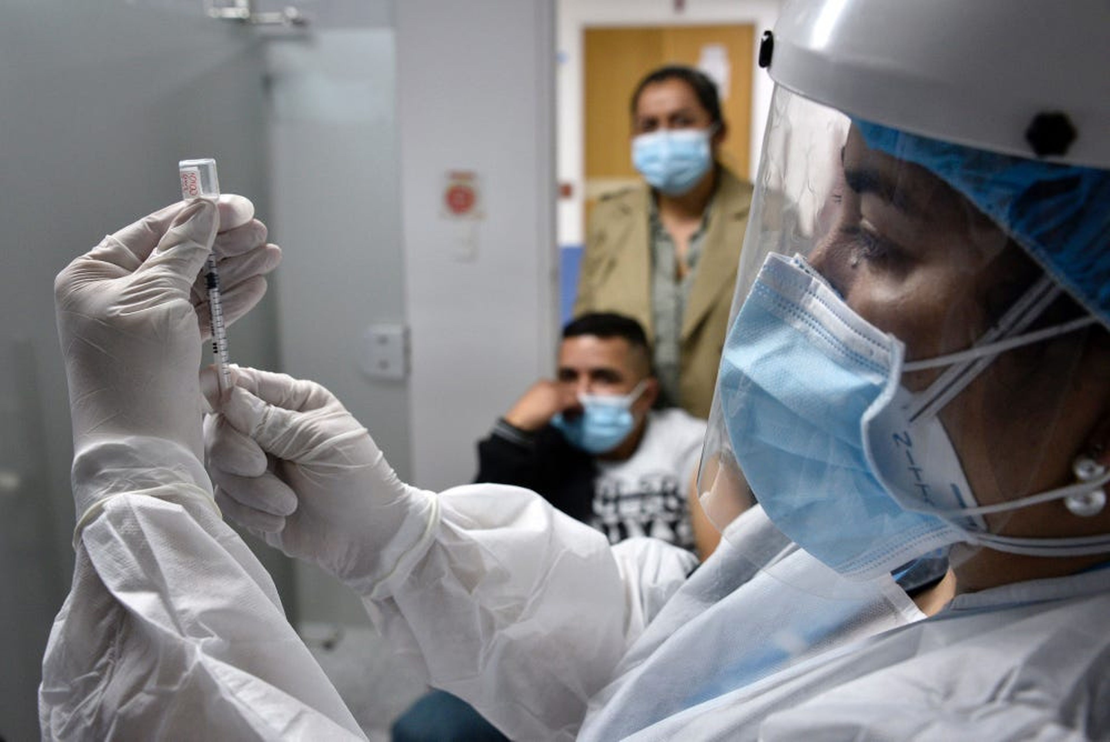 Un profesional médico prepara una jeringa antes de aplicarla al paciente durante un simulacro de vacunación en Bogotá (Colombia) en enero de 2021.