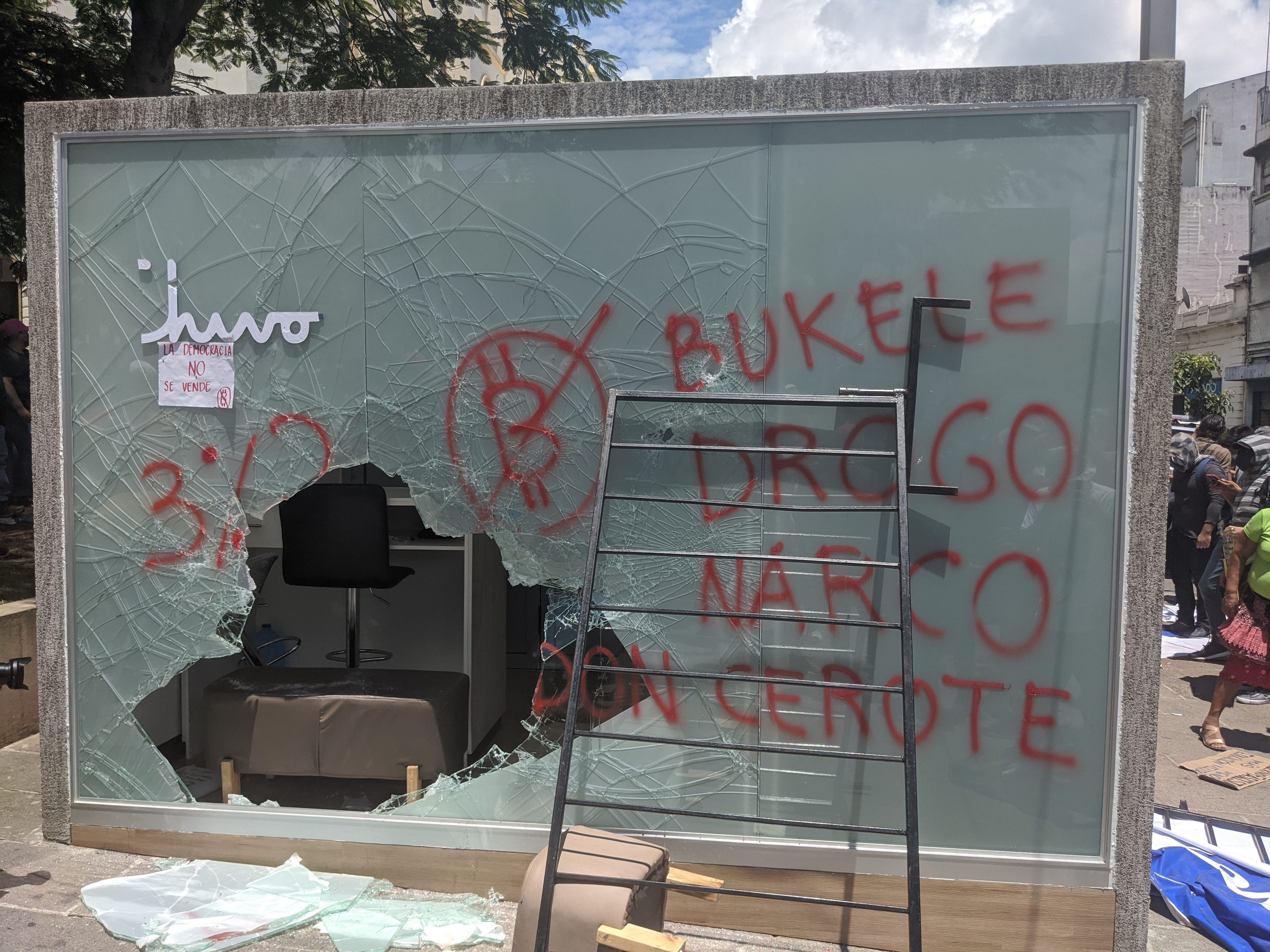 Un pequeño grupo de personas en una protesta en San Salvador el 15 de septiembre rompió un cajero automático de Chivo Bitcoin. Más tarde le prendieron fuego. Anna-Catherine Brigida