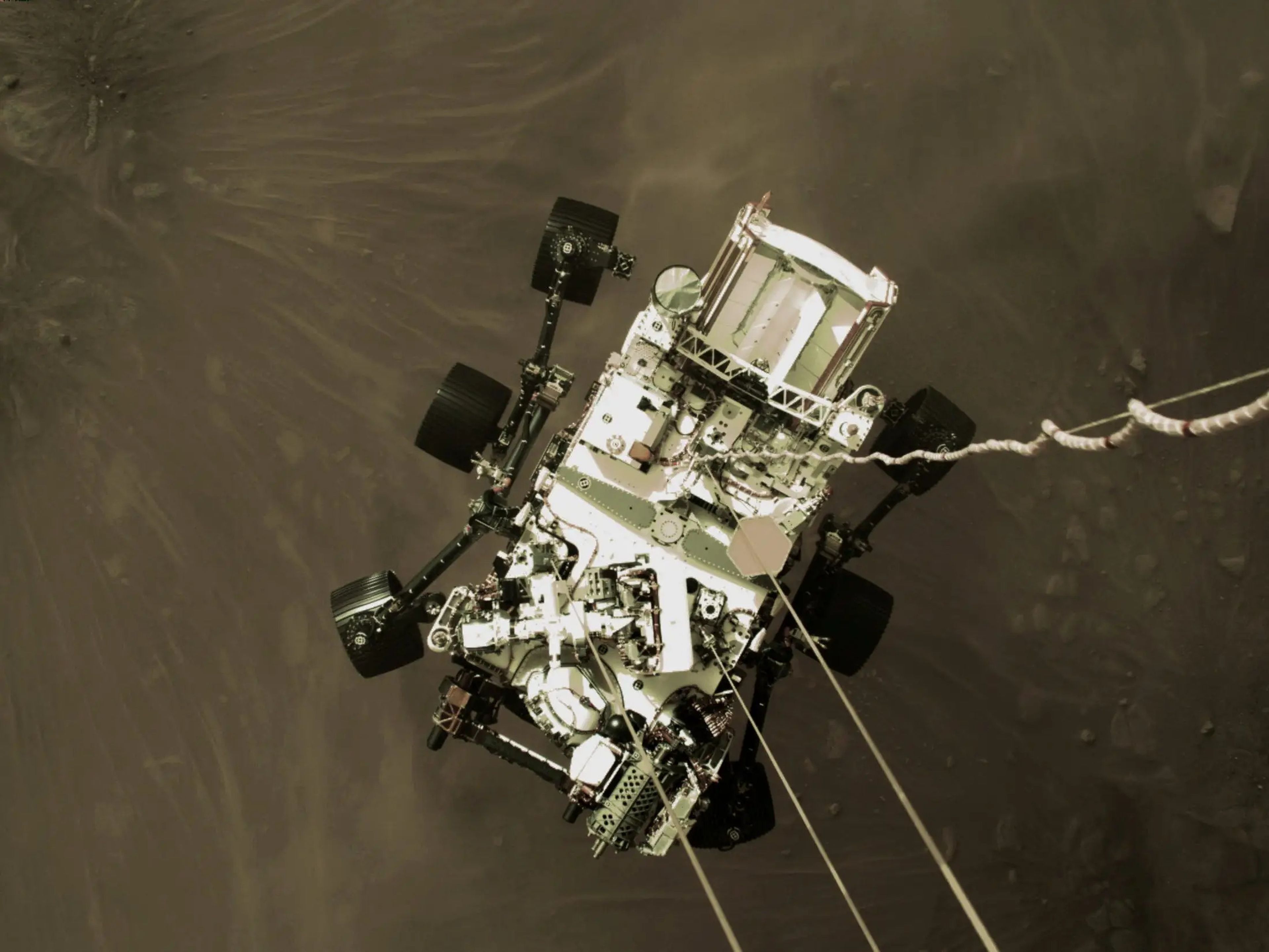El rover Perseverance de la NASA desciende para aterrizar en Marte en esta imagen fija de una cámara de video, 18 de febrero de 2021.
