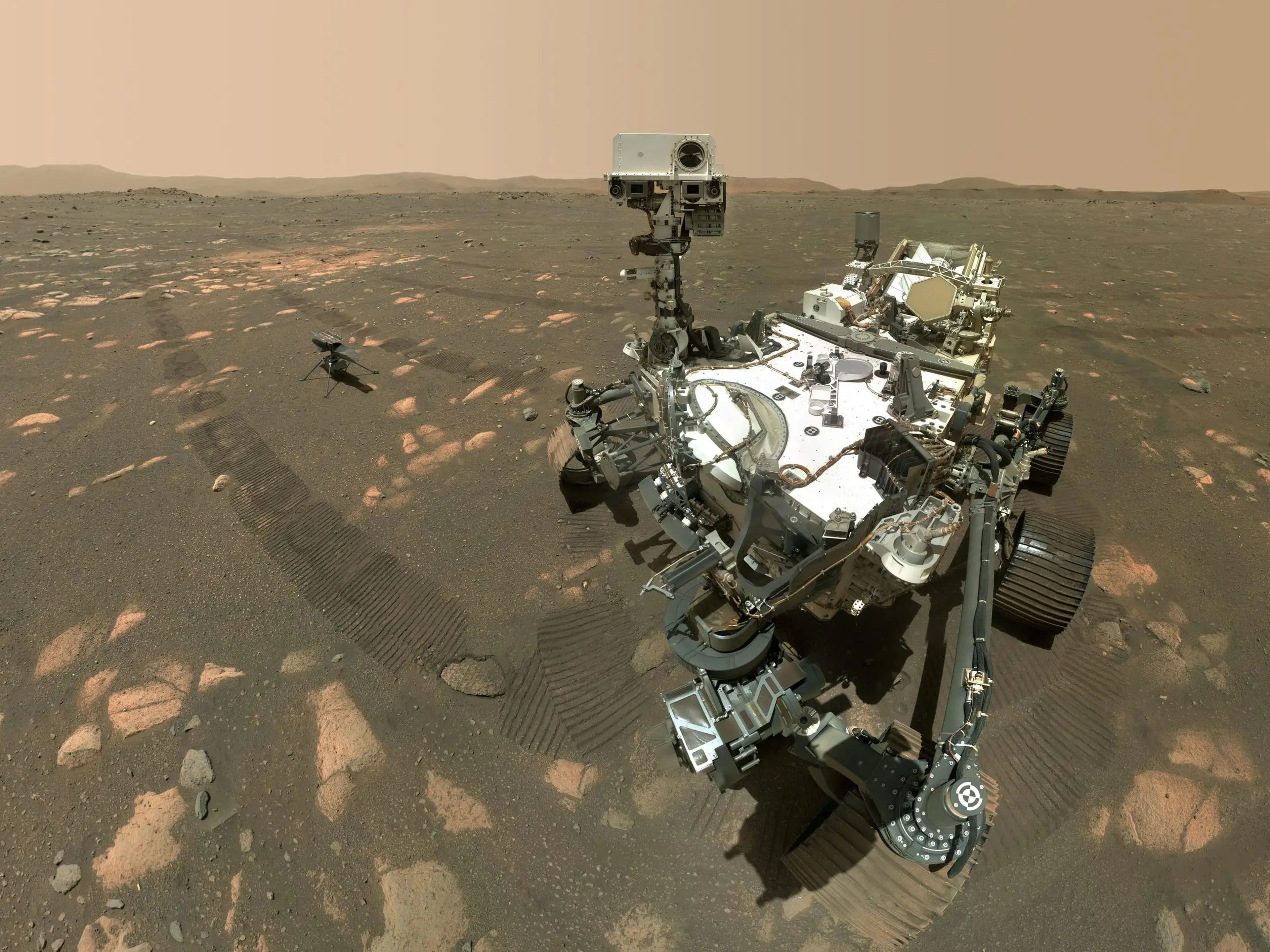El rover Perseverance Mars junto al helicóptero Ingenuity de la NASA.