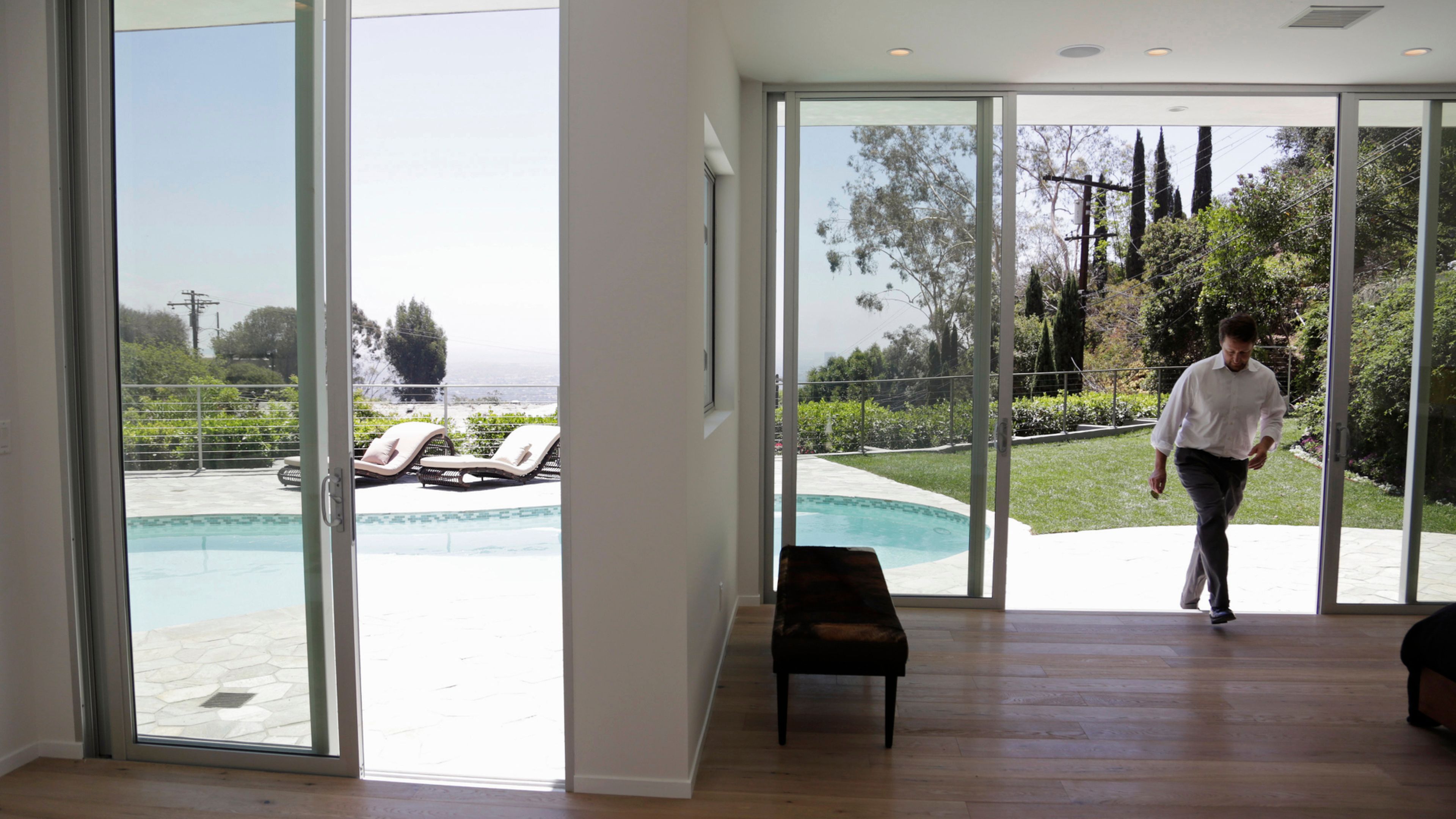 Un promotor inmobiliario entra en una mansión de lujo en Los Ángeles (EEUU)