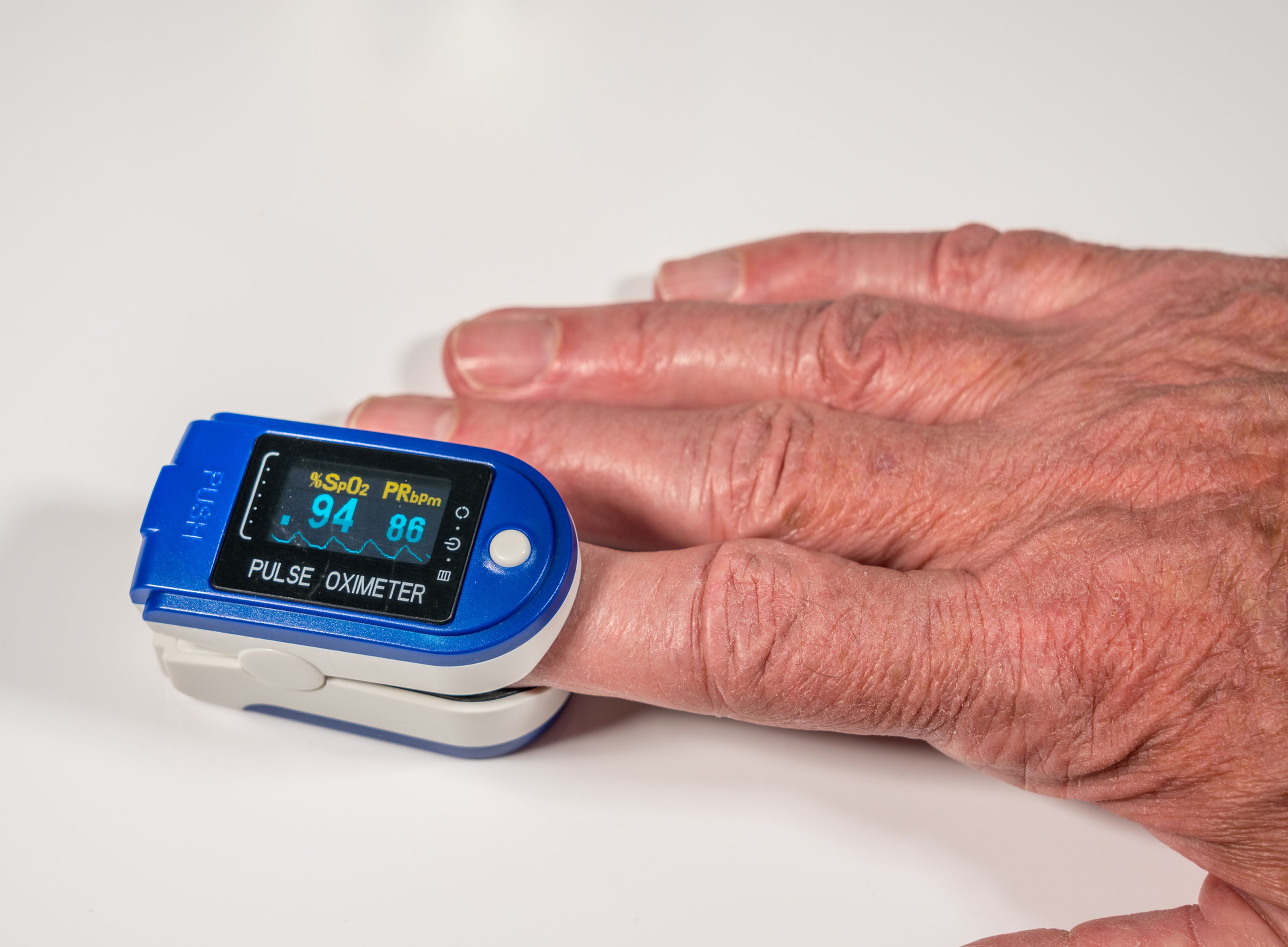 Pulsioximetría para medir el nivel de oxígeno en sangre.