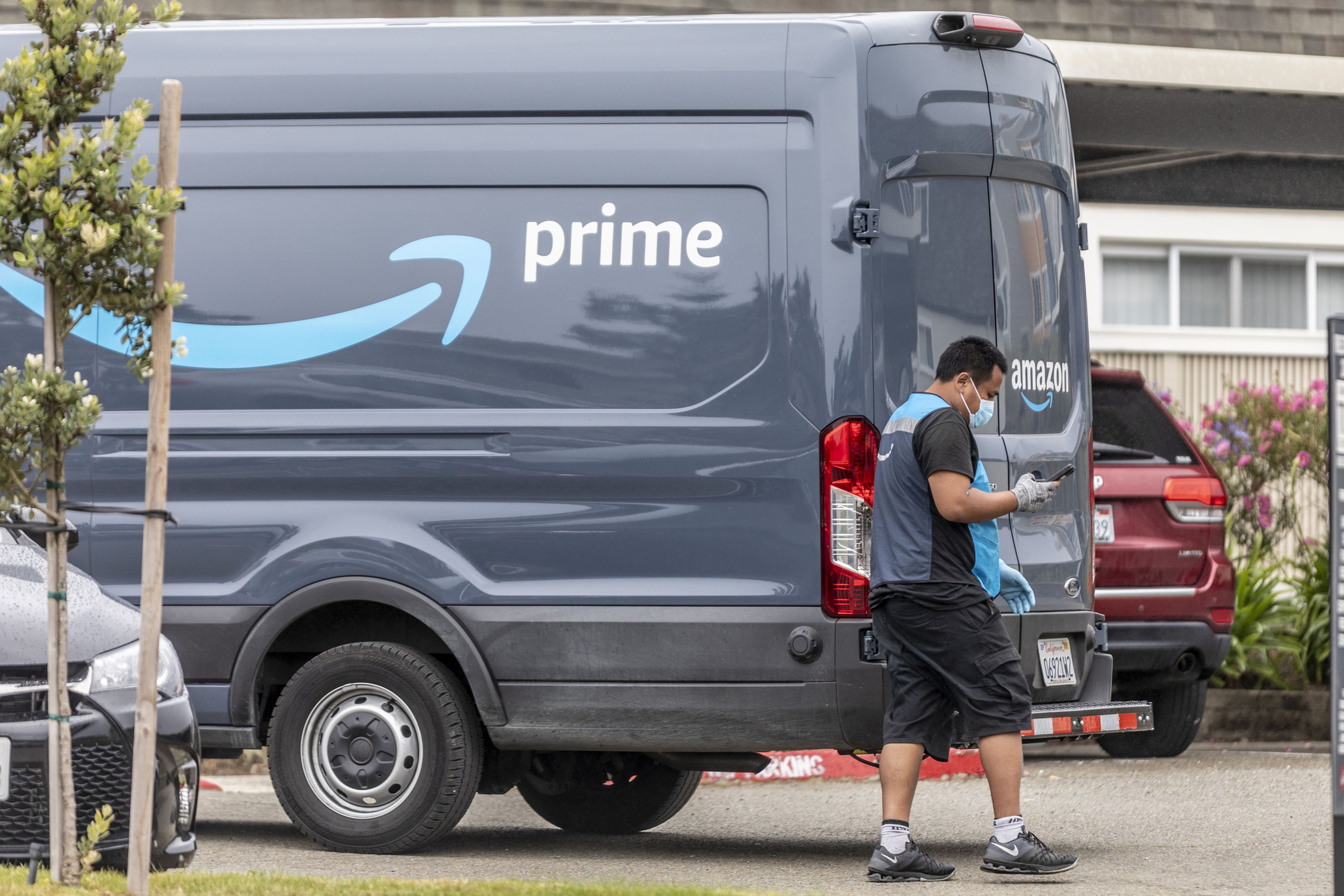 Repartidor de Amazon en furgoneta