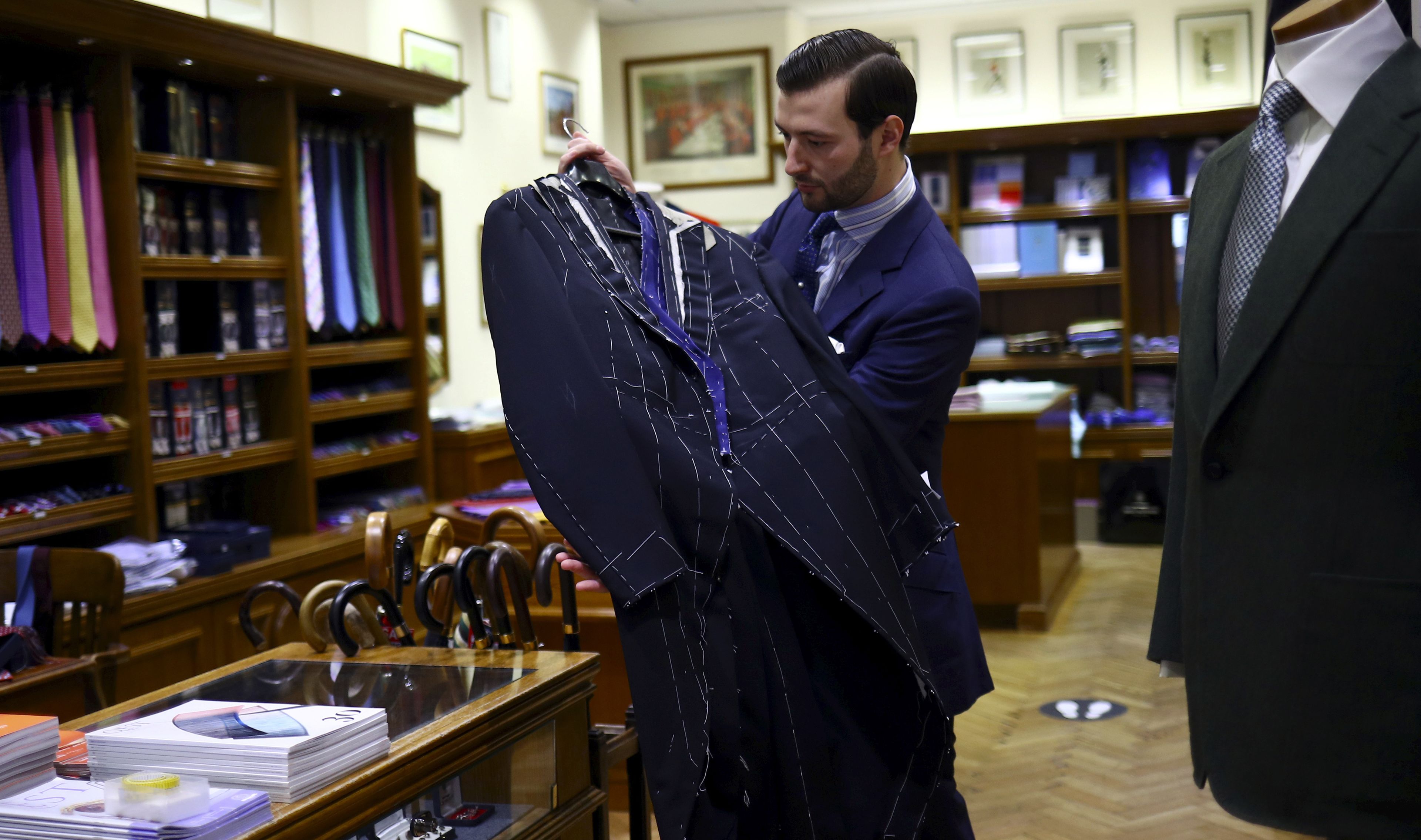 Cómo limpiar tus trajes en casa y que queden perfectos | Business Insider  España