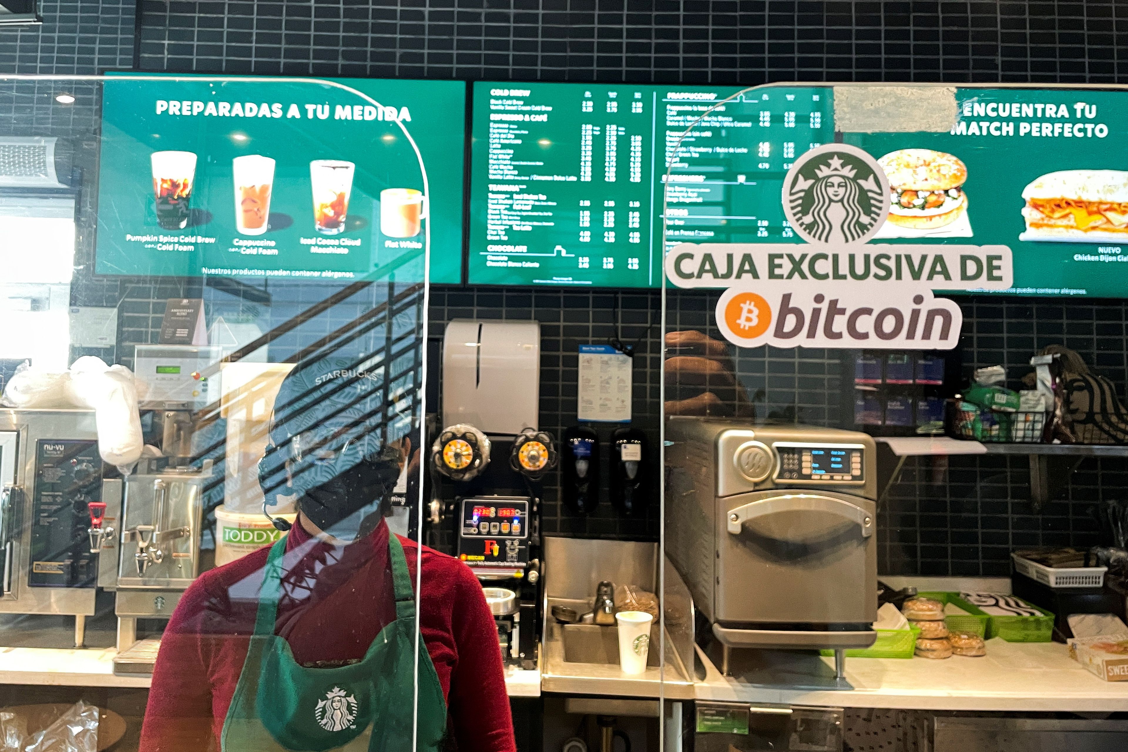 Un Starbucks en San Salvador con una caja exclusiva para bitcoin.