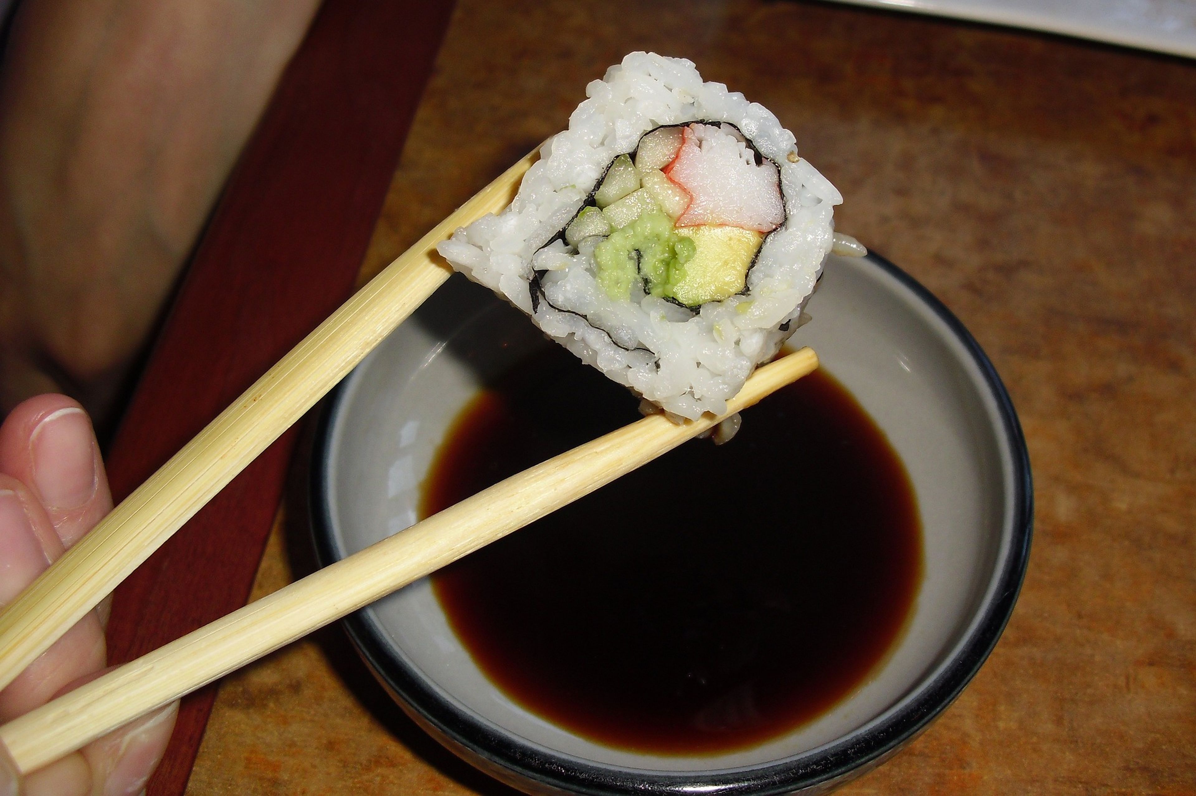 Sushi y salsa de soja.
