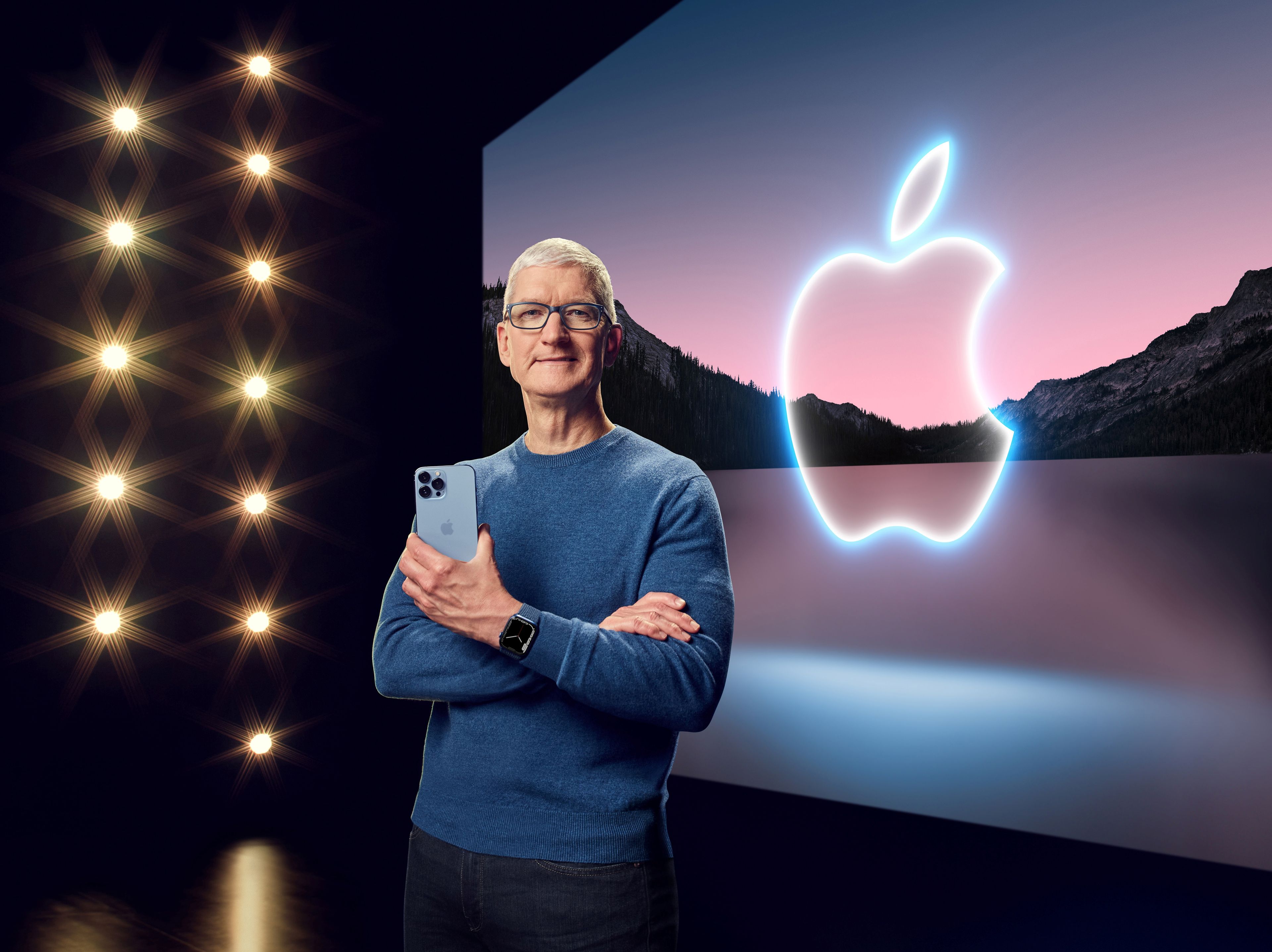Tim Cook, CEO de Apple, con un iPhone 13 Pro Max.
