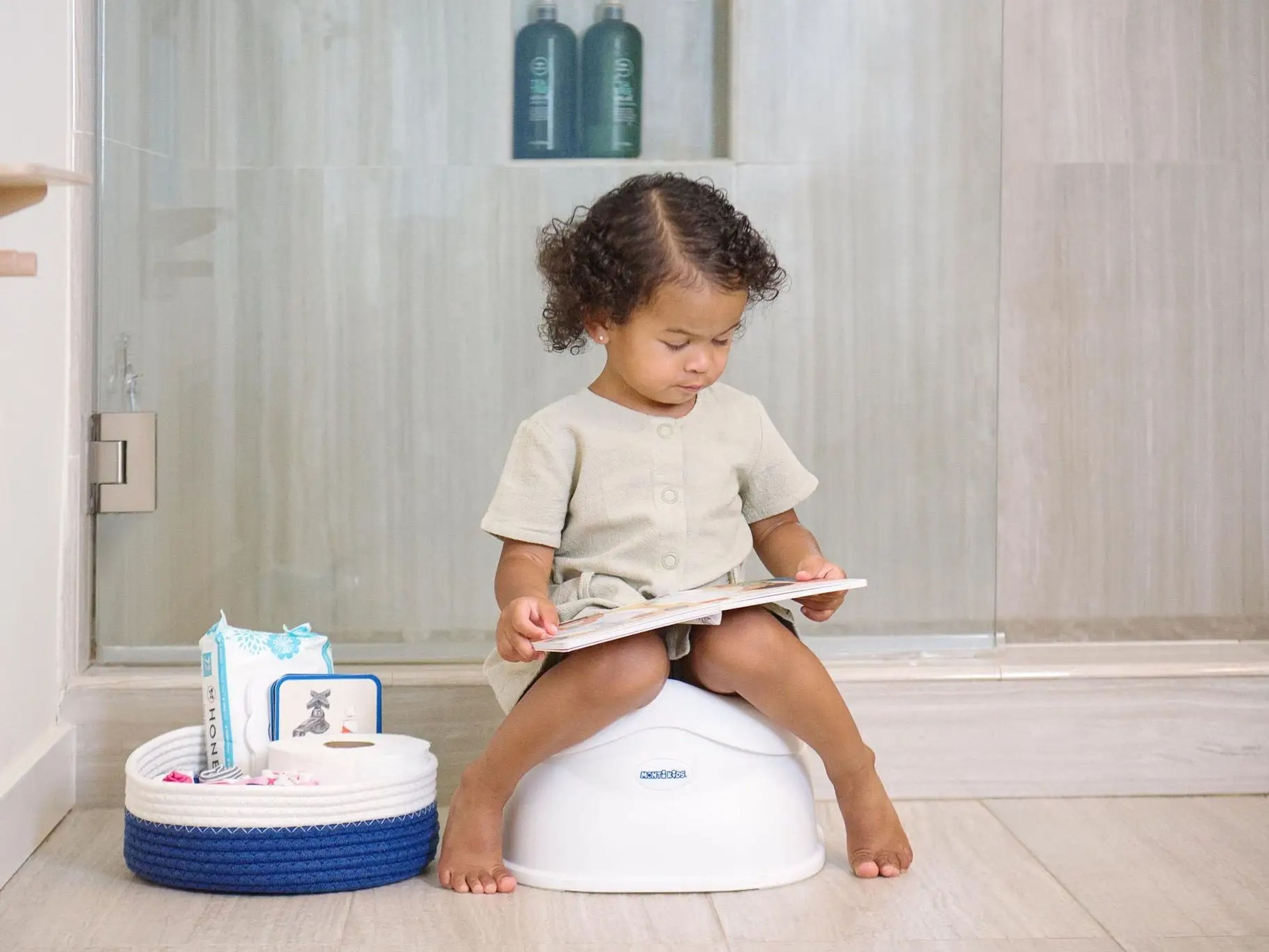 El uso de un tamaño más adecuado ayudará a los niños a gestionar mejor los viajes al baño.