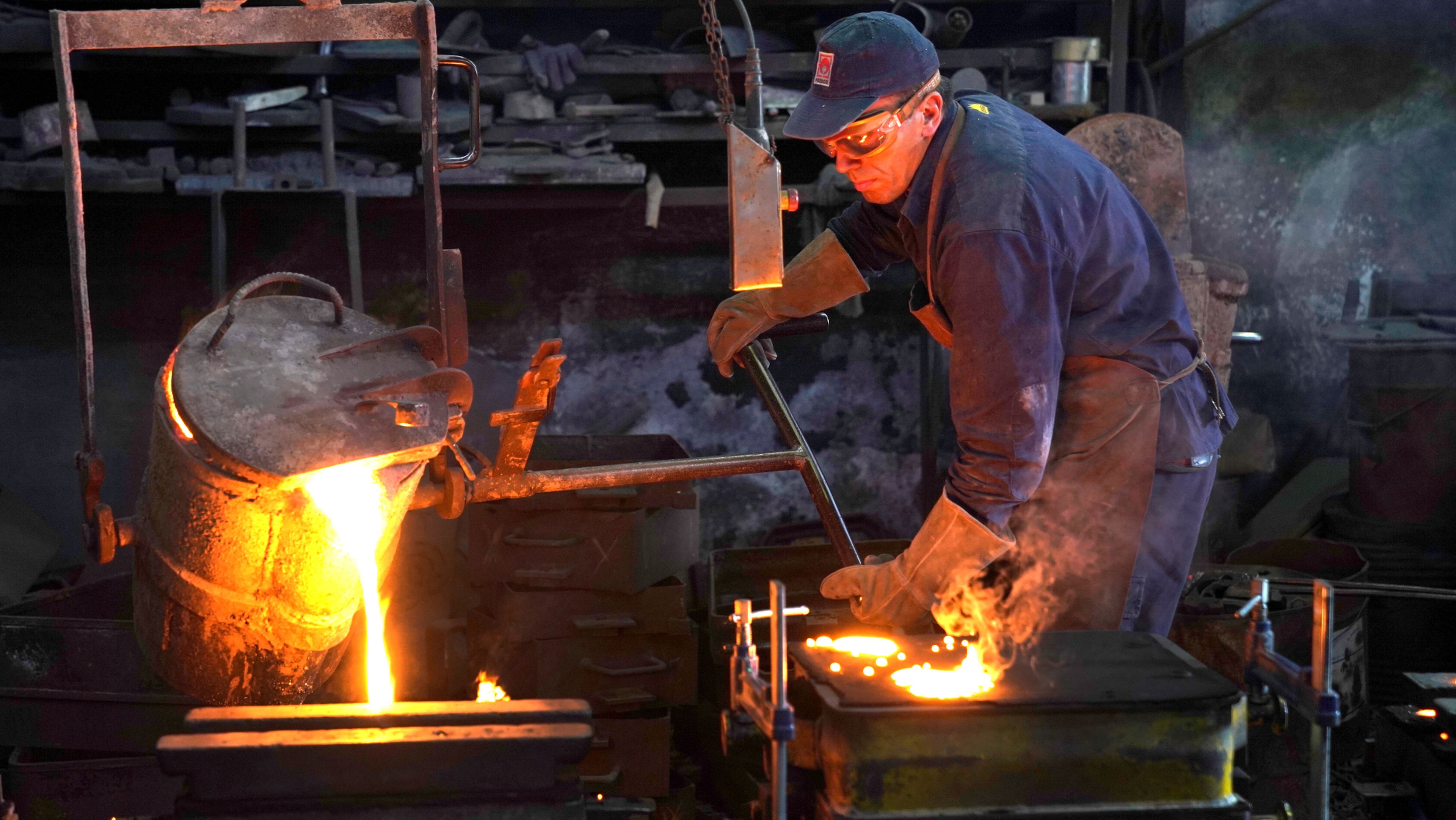 Un trabajador vierte acero derretido en un molde de una forja en Manaria (Bilbao)
