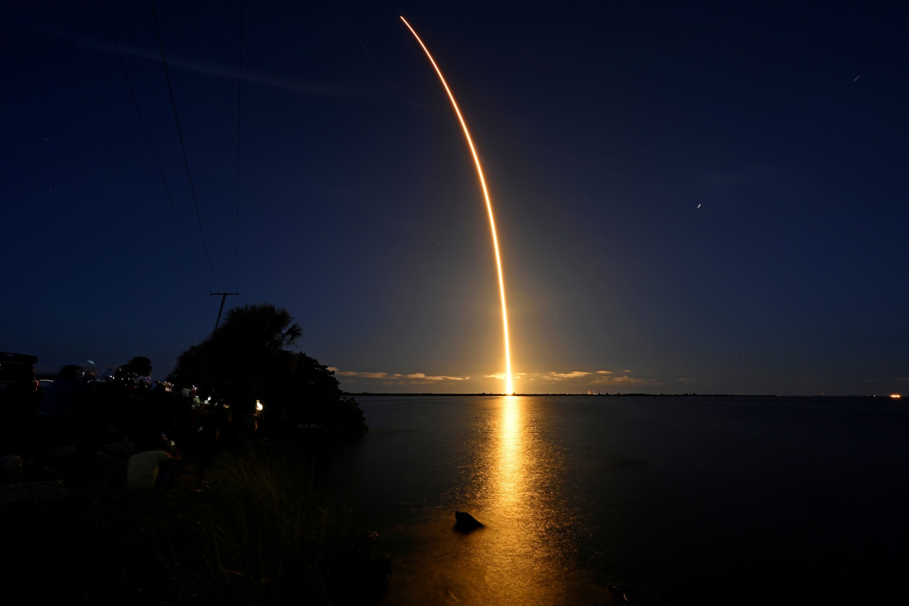 La tripulación civil del Inspiration 4 a bordo de un cohete Falcon 9 de SpaceX despega del Centro Espacial Kennedy