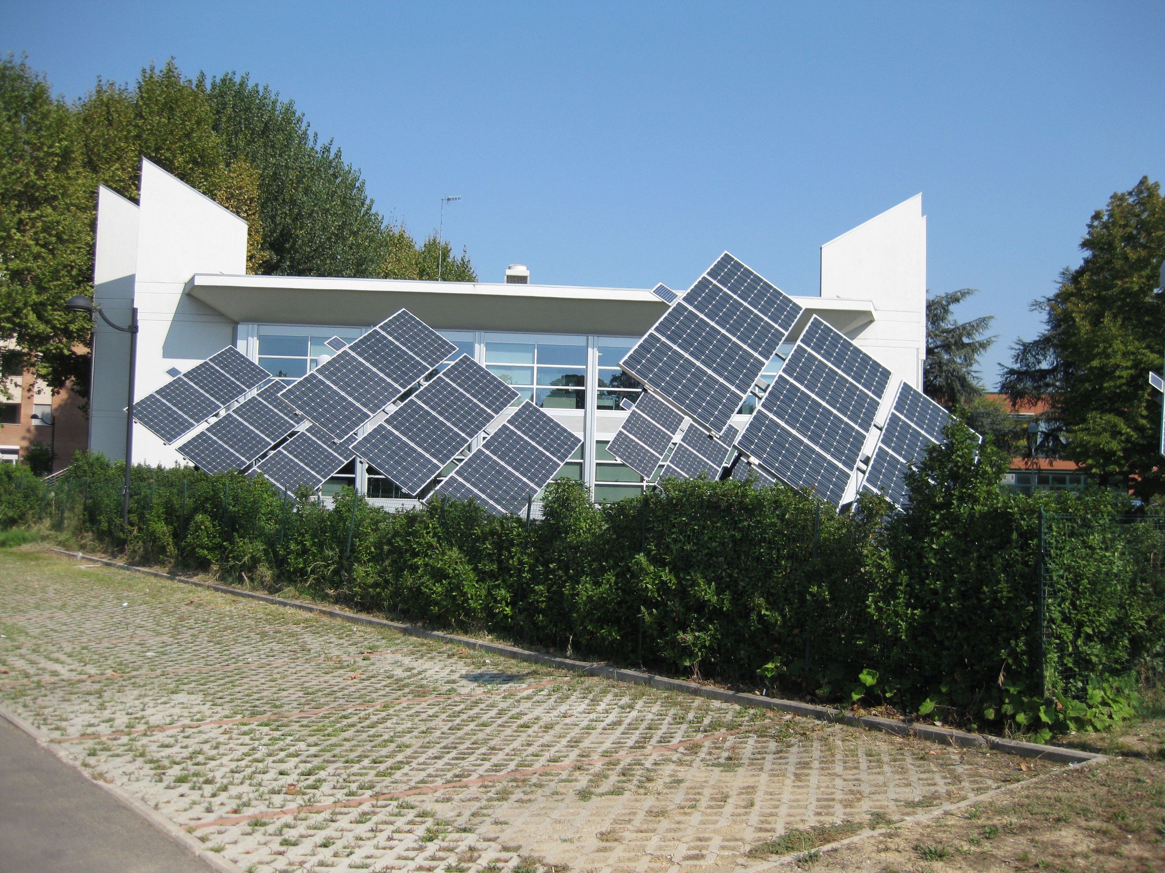 Varios paneles solares en un chalet.