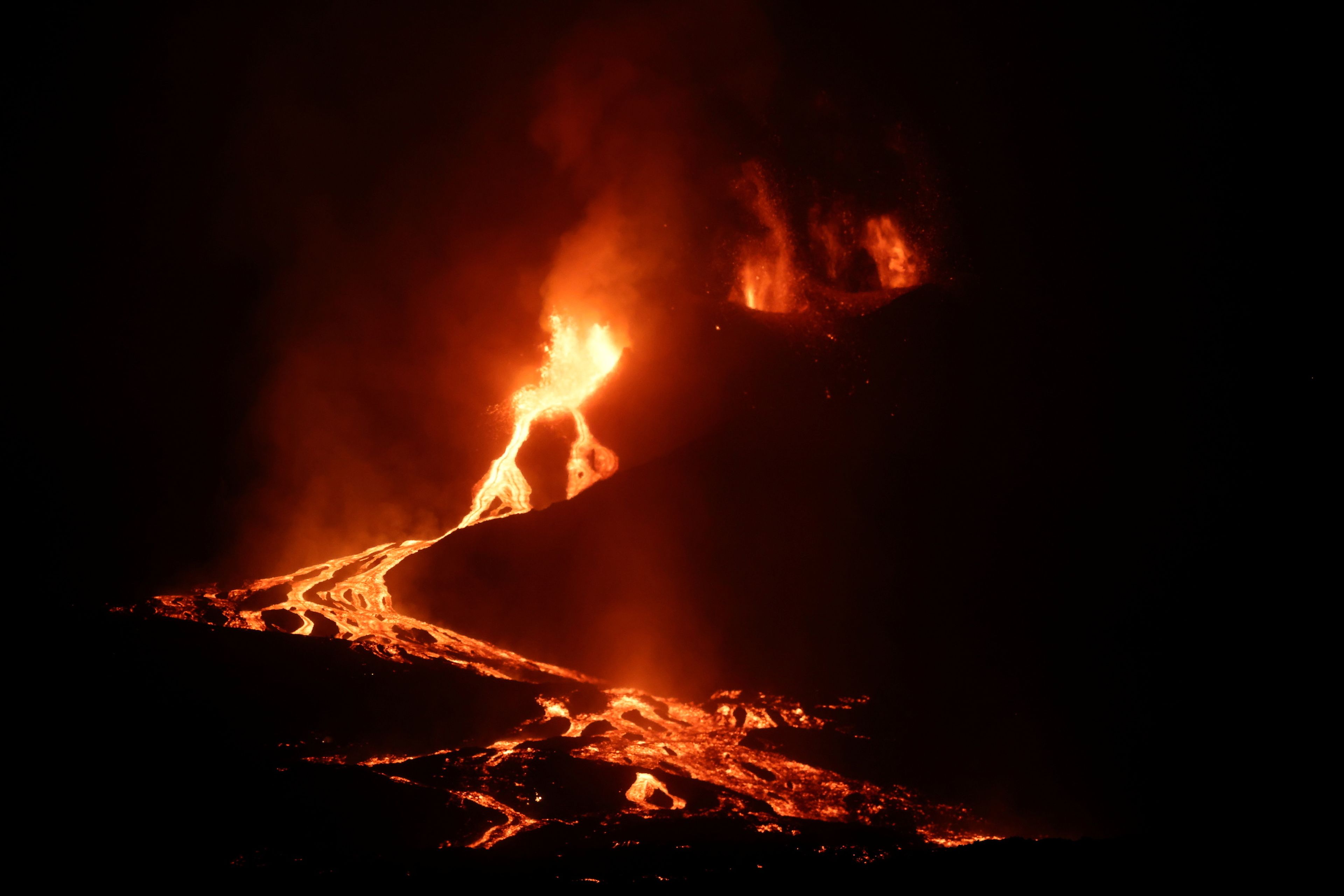 El volcán de La Palma recuperó su actividad eruptiva ayer tras una pausa breve por la mañana.
