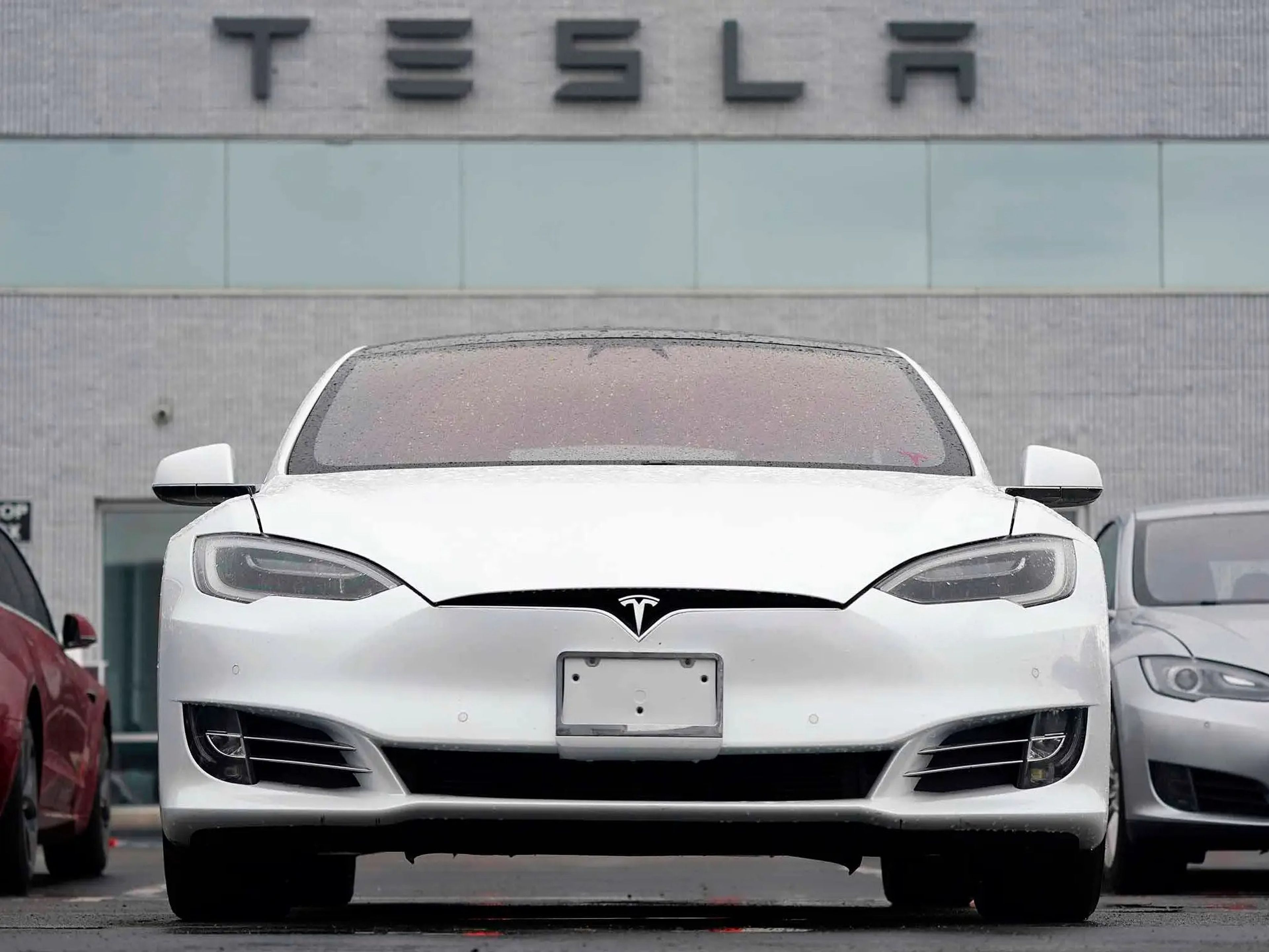 Tesla Model S blanco en una instalación de Tesla en Littleton, Colorado.
