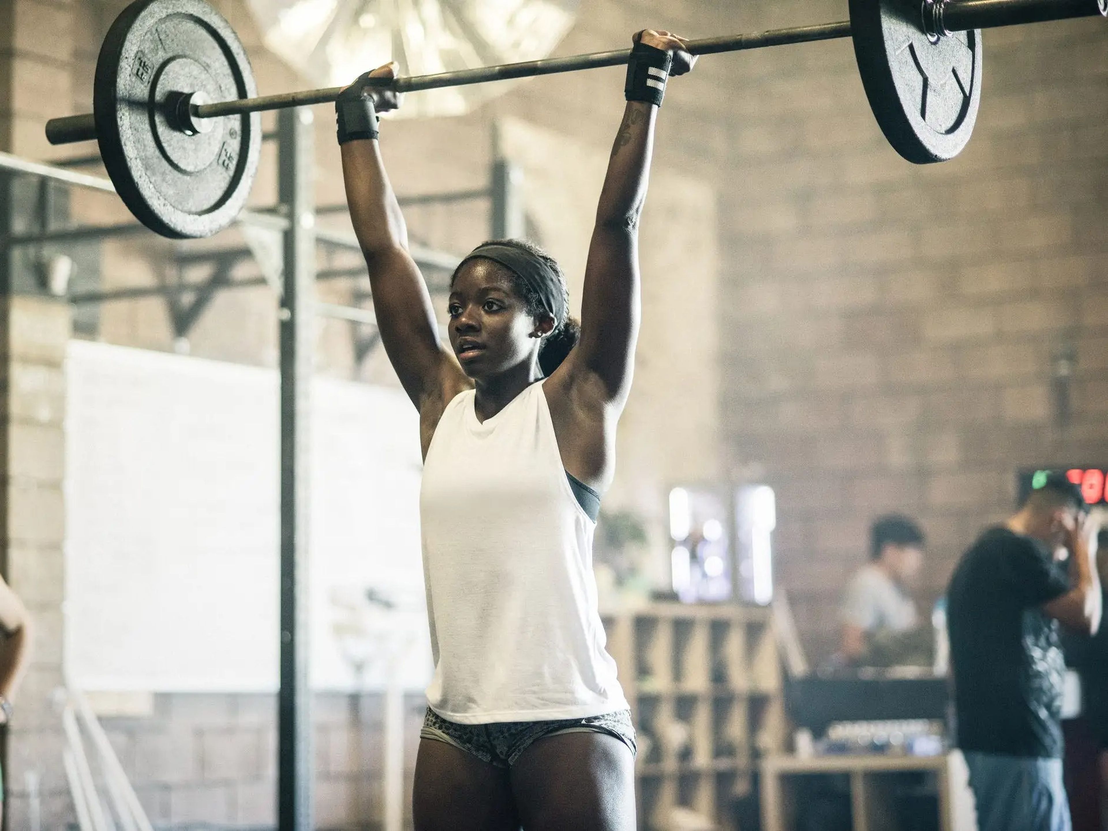 El entrenamiento de fuerza es excelente para desarrollar músculo, pero varios errores comunes pueden ralentizar tu progreso.