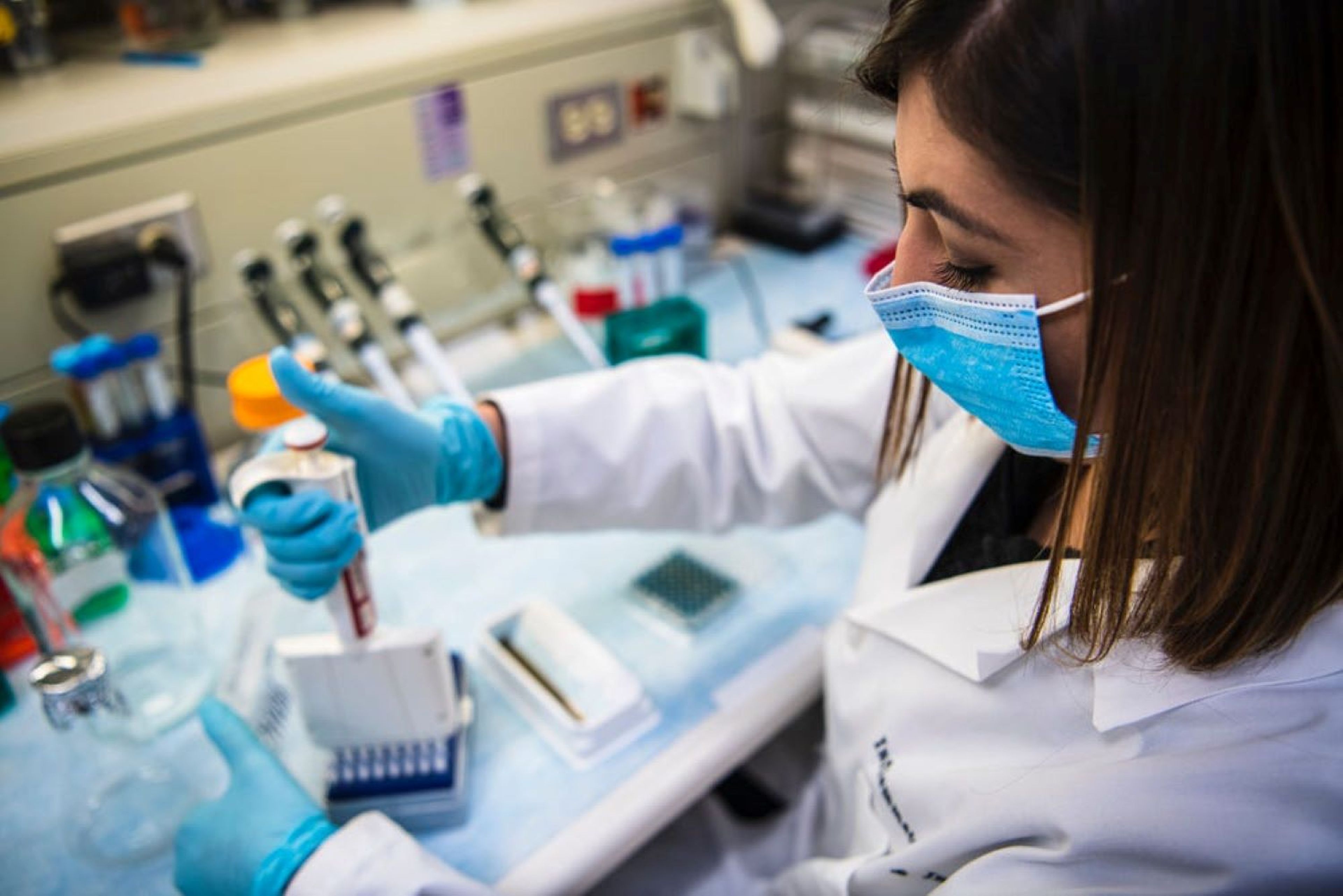 Una investigadora realiza un experimento relacionado con la vacuna contra el cáncer de mama en un laboratorio de la Clínica Cleveland.