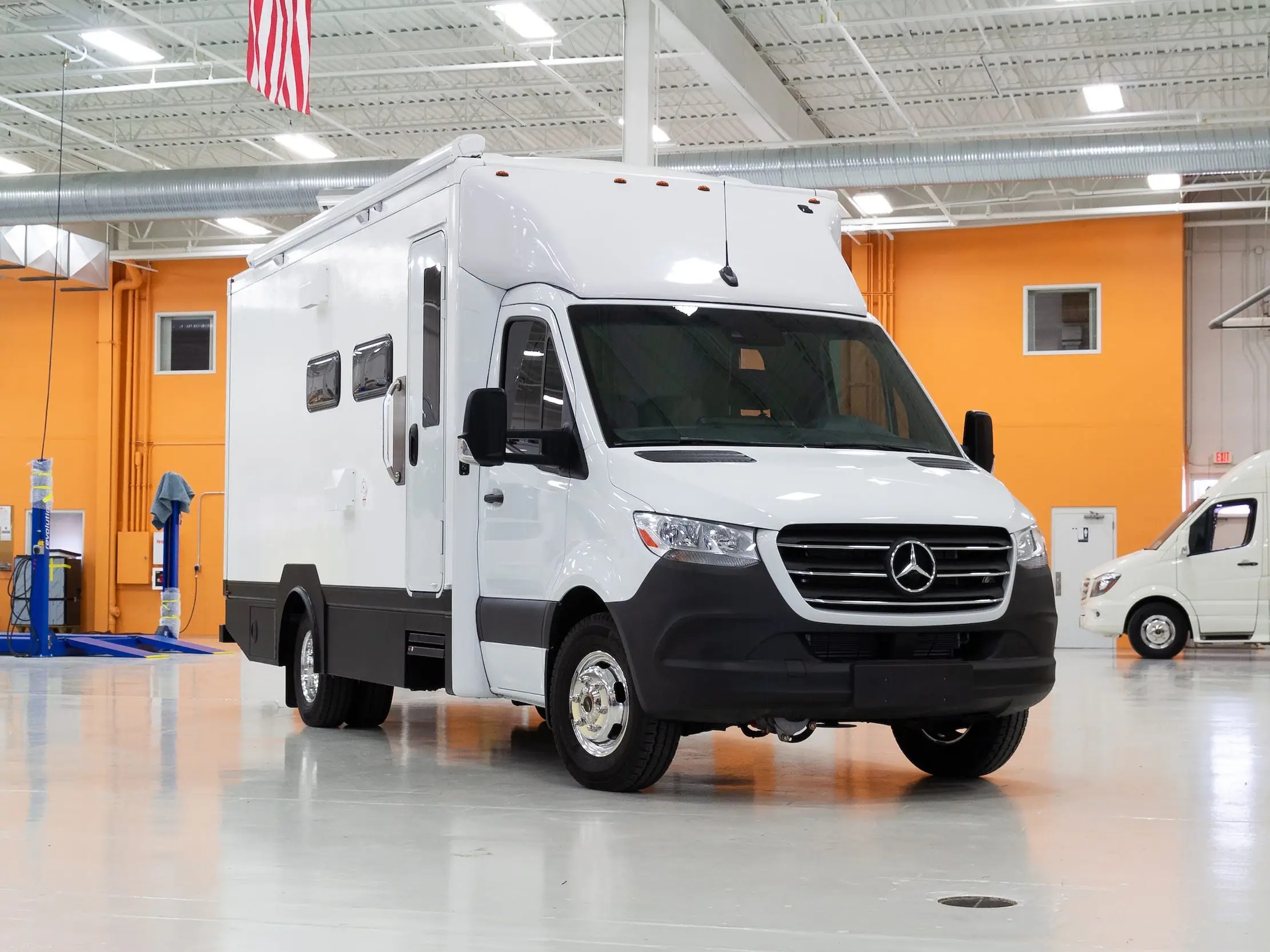 Convierten la furgoneta Mercedes Benz Sprinter en una minicasa