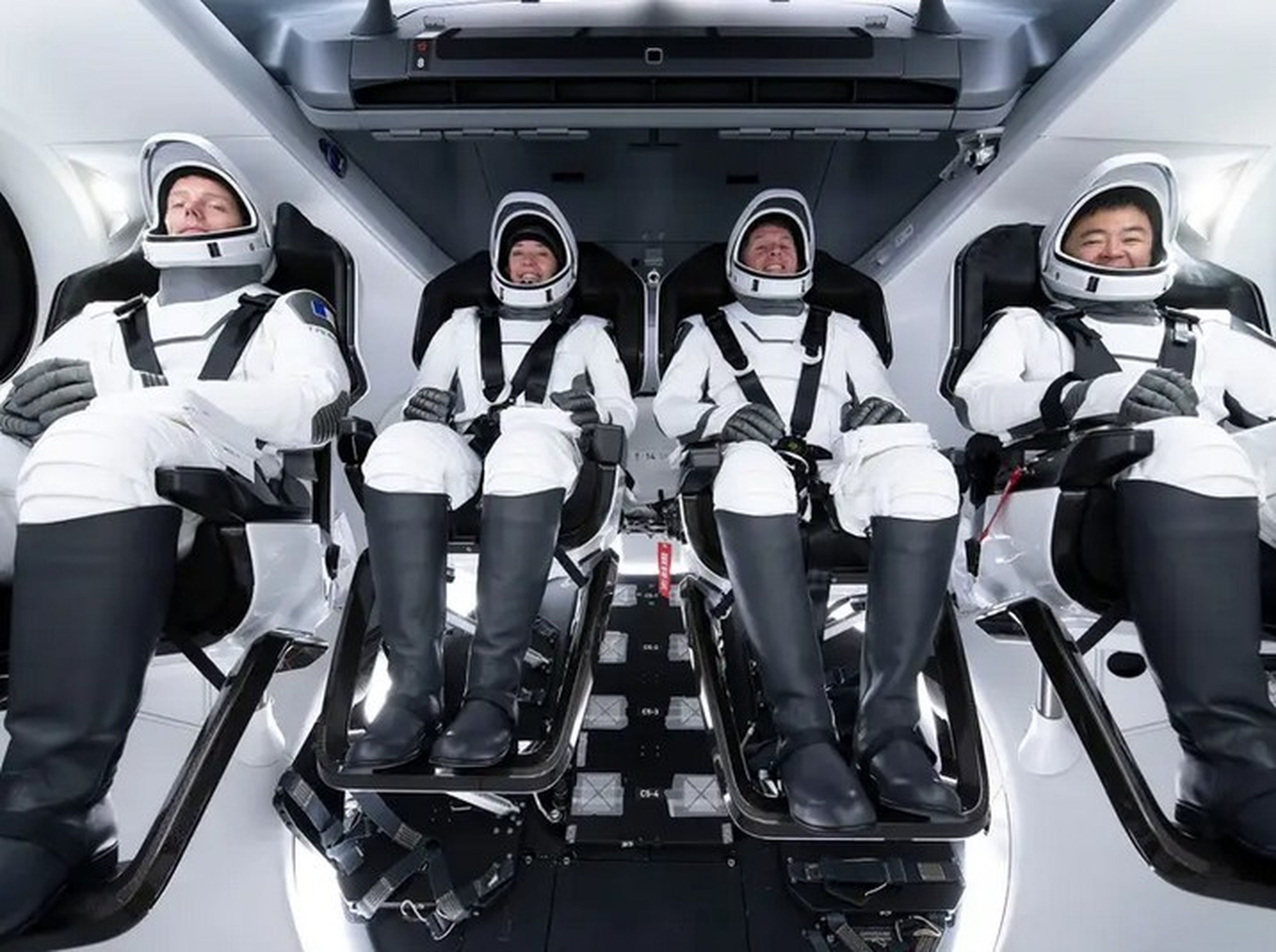 Los astronautas de Crew-2 durante una sesión de entrenamiento en Hawthorne, California (Estados Unidos). De izquierda a derecha: Thomas Pesquet, Megan McArthur, Shane Kimbrough y Akihiko Hoshide.