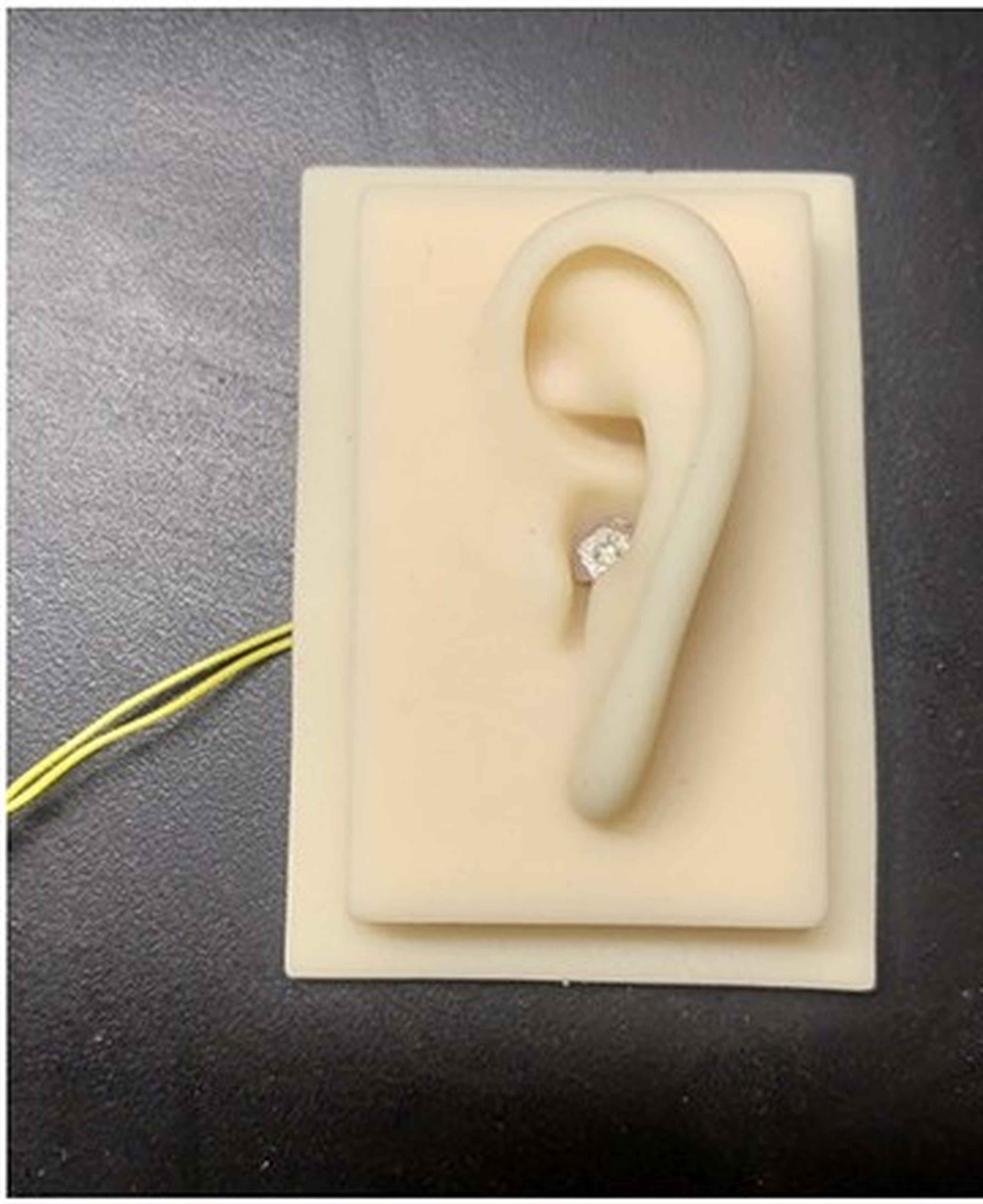 Prototipo de audífono sin pilas desarrollado en la Universidad de Ciencia y Tecnología de Huazhong de China.