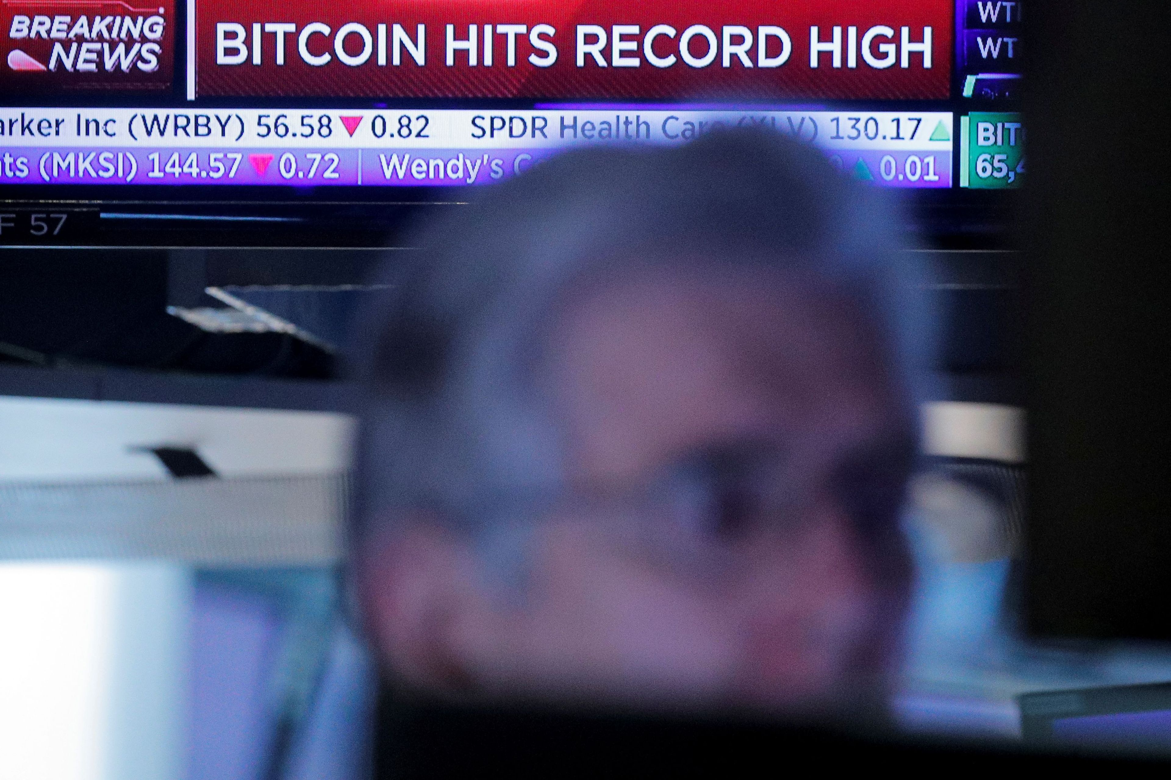 Un banner en la Bolsa de Nueva York anuncia el récord de bitcoin.