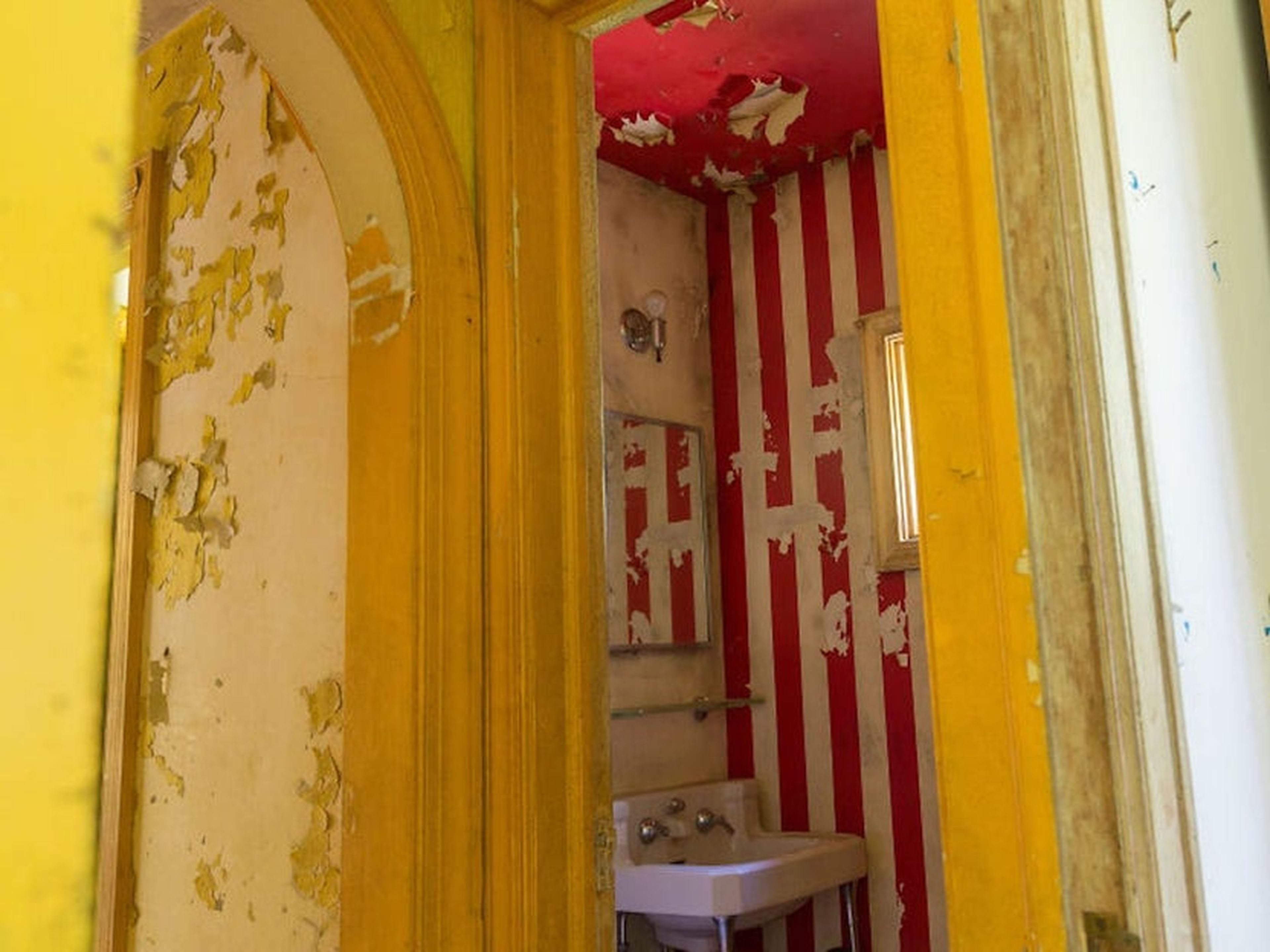 Hasta el baño estaba decorado con rayas de temática circense.