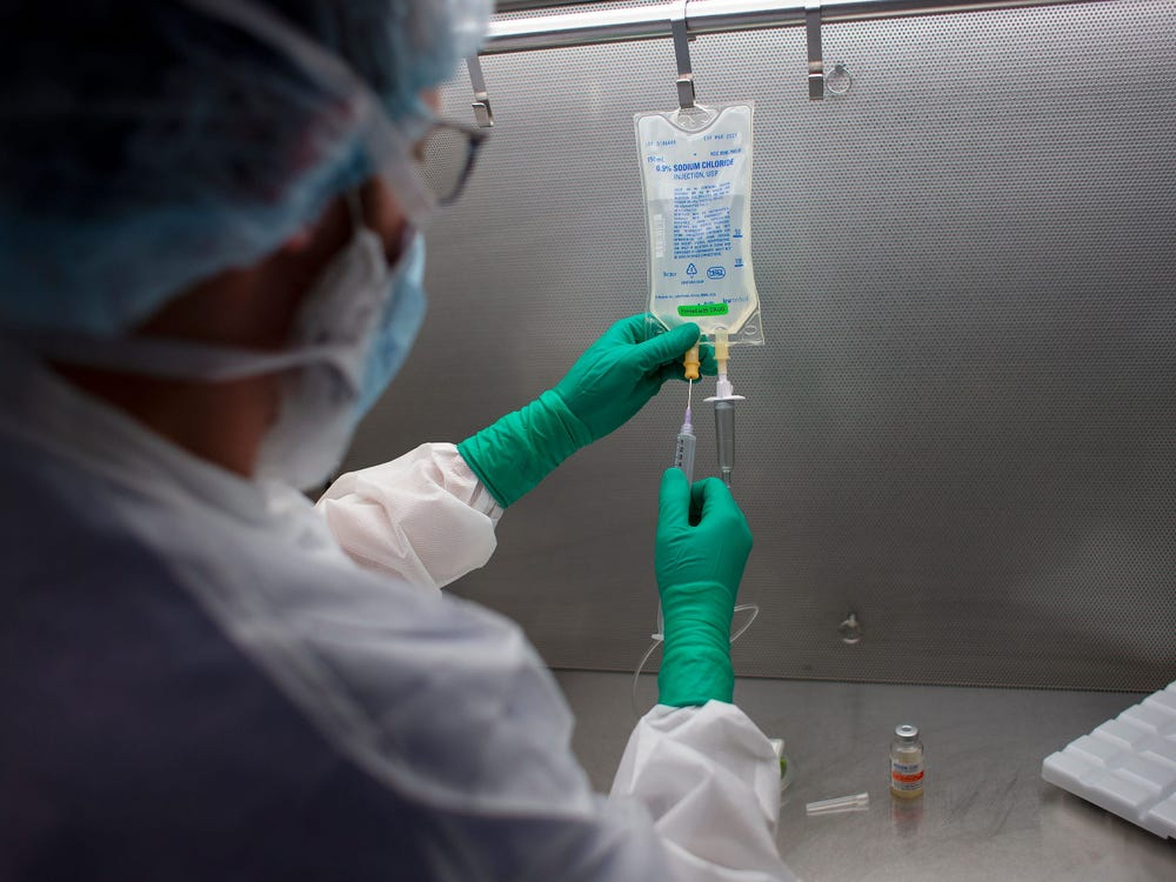 Un farmacéutico del Centro Médico de Maine, en EEUU, muestra cómo es el proceso de preparación de una bolsa intravenosa con anticuerpos contra el coronavirus.