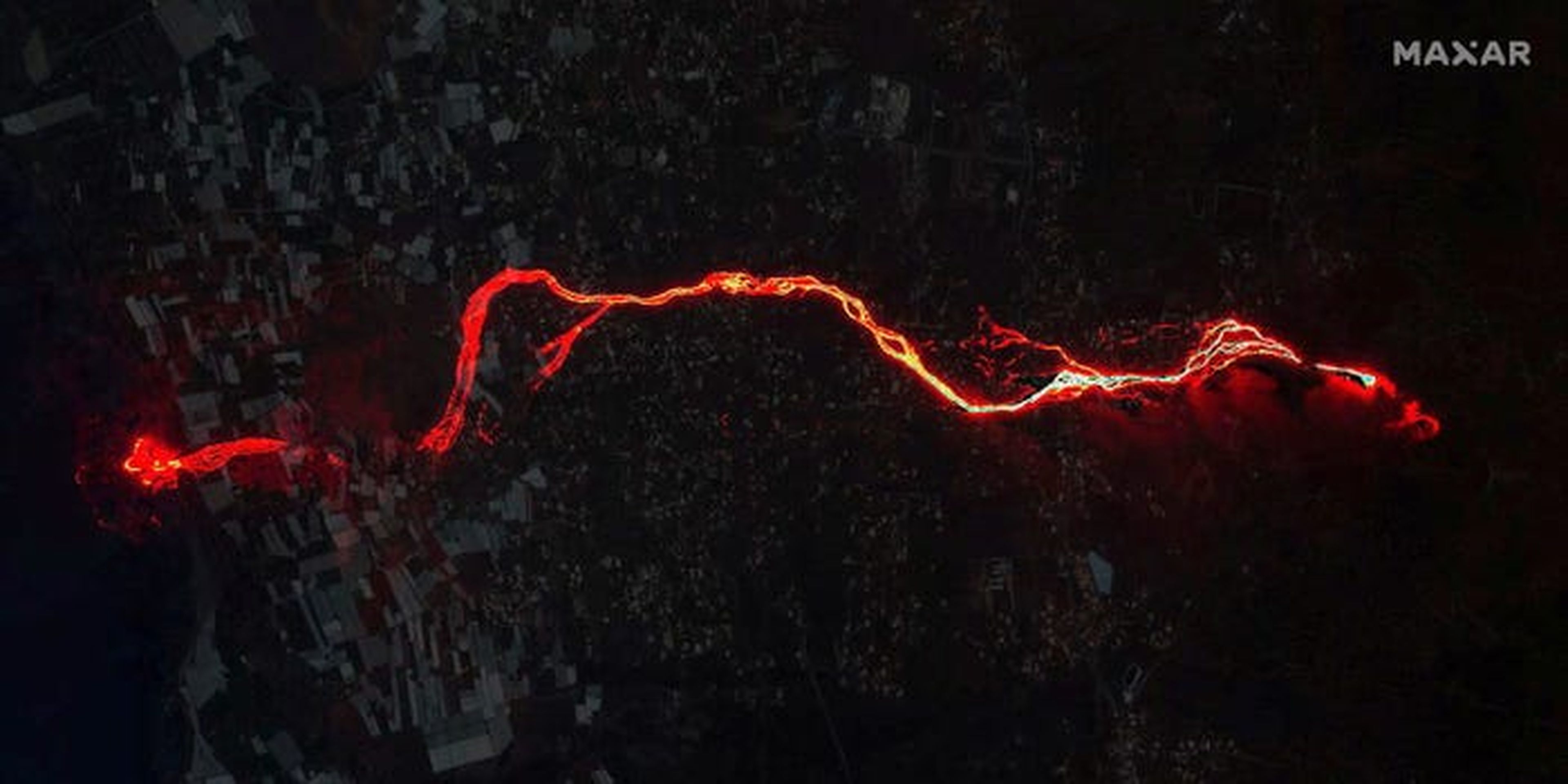 Una imagen por satélite muestra el camino trazado por la lava desde el volcán hacia el mar.