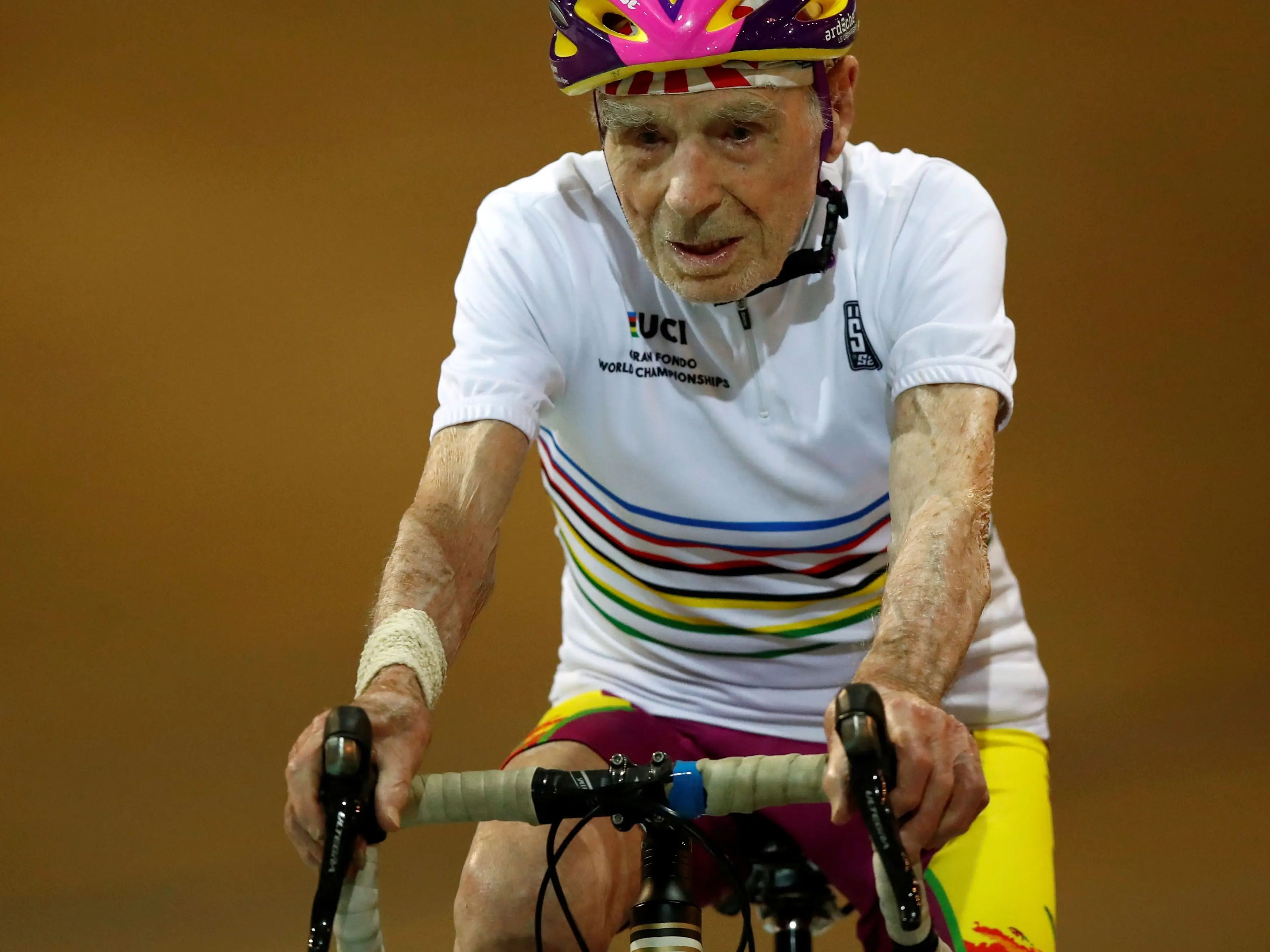 El ciclista francés Robert Marchand recorre el Velódromo Nacional de Saint-Quentin-en-Yvelines en Montigny-le-Bretonneux (Francia) a la edad de 106 años, el 26 de octubre de 2018.