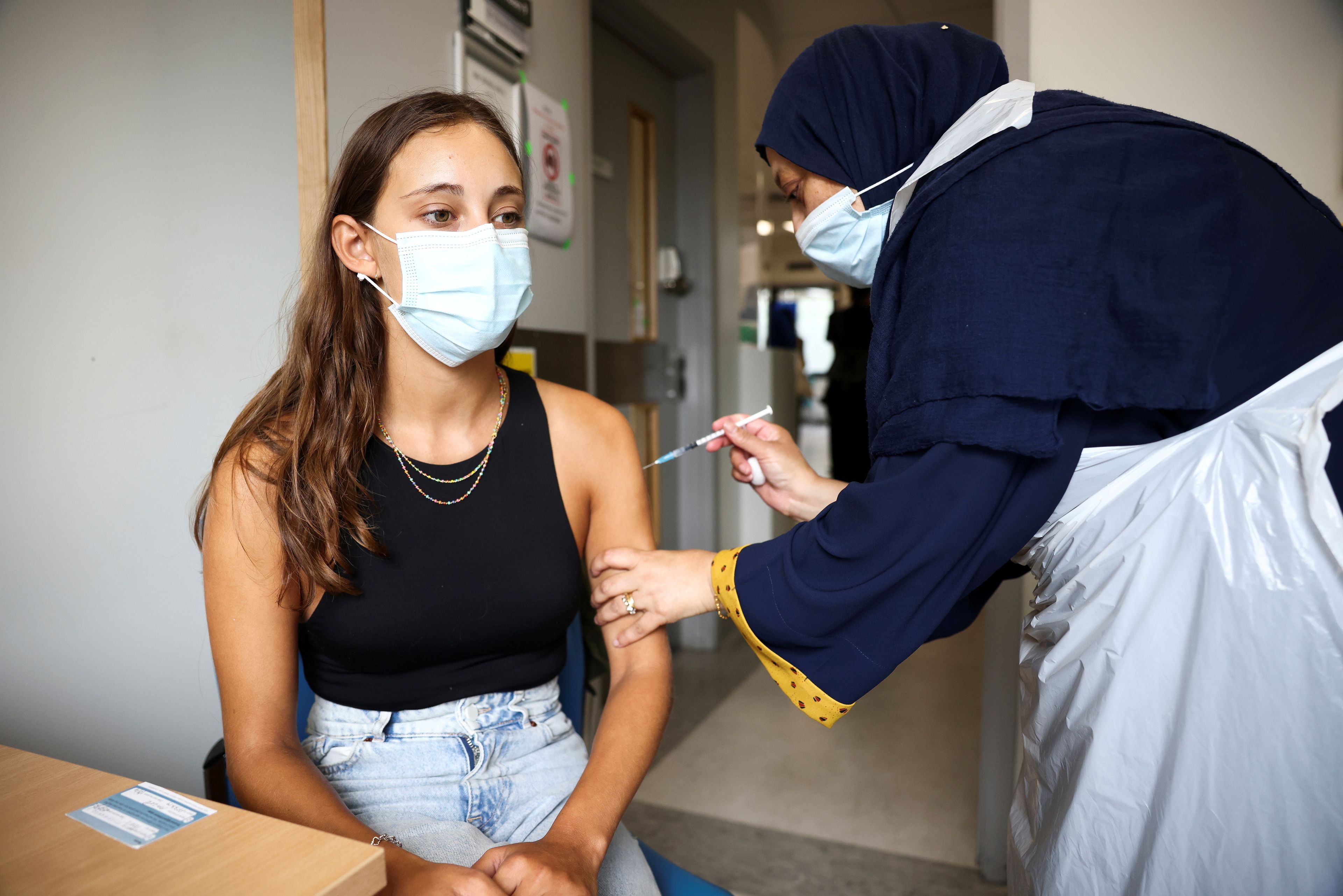 Una chica recibe una dosis de la vacuna de Pfizer contra el COVID-19.