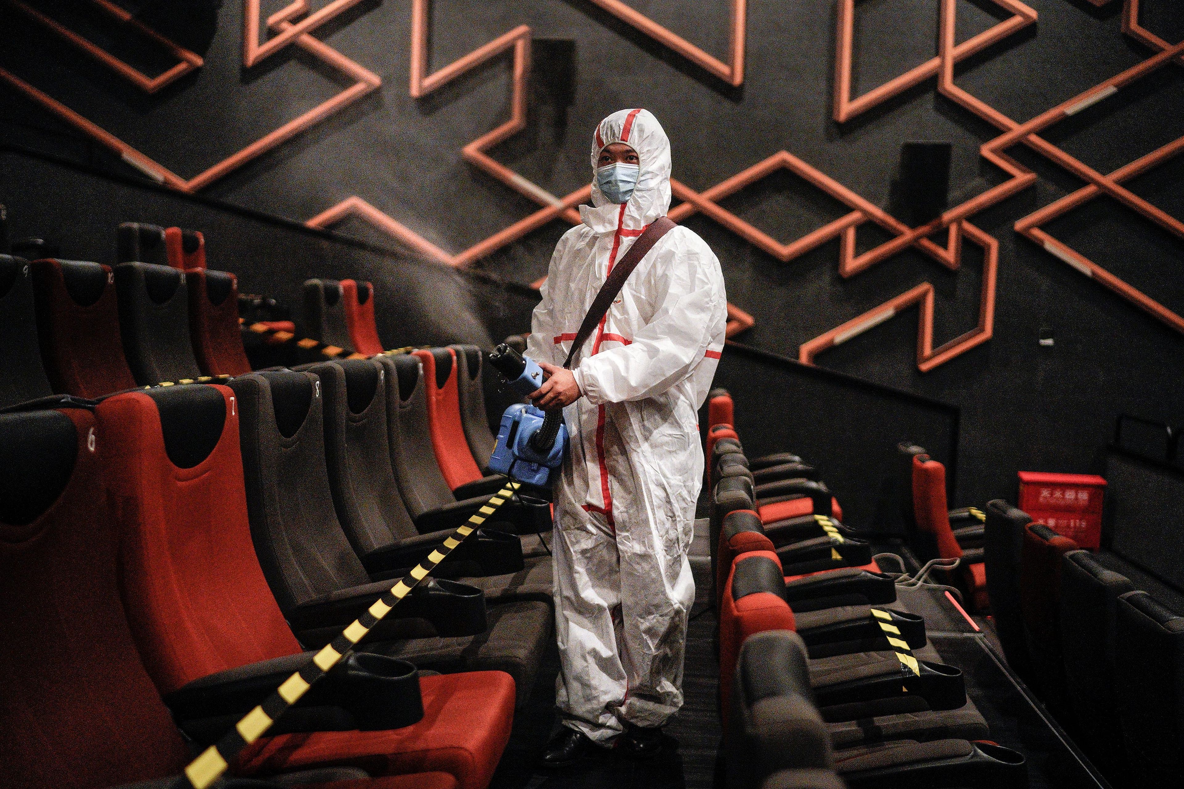 Un cine en Wuhan es desinfectado mientras la zona se mueve para reabrir durante la pandemia de COVID-19 el 20 de julio de 2020.