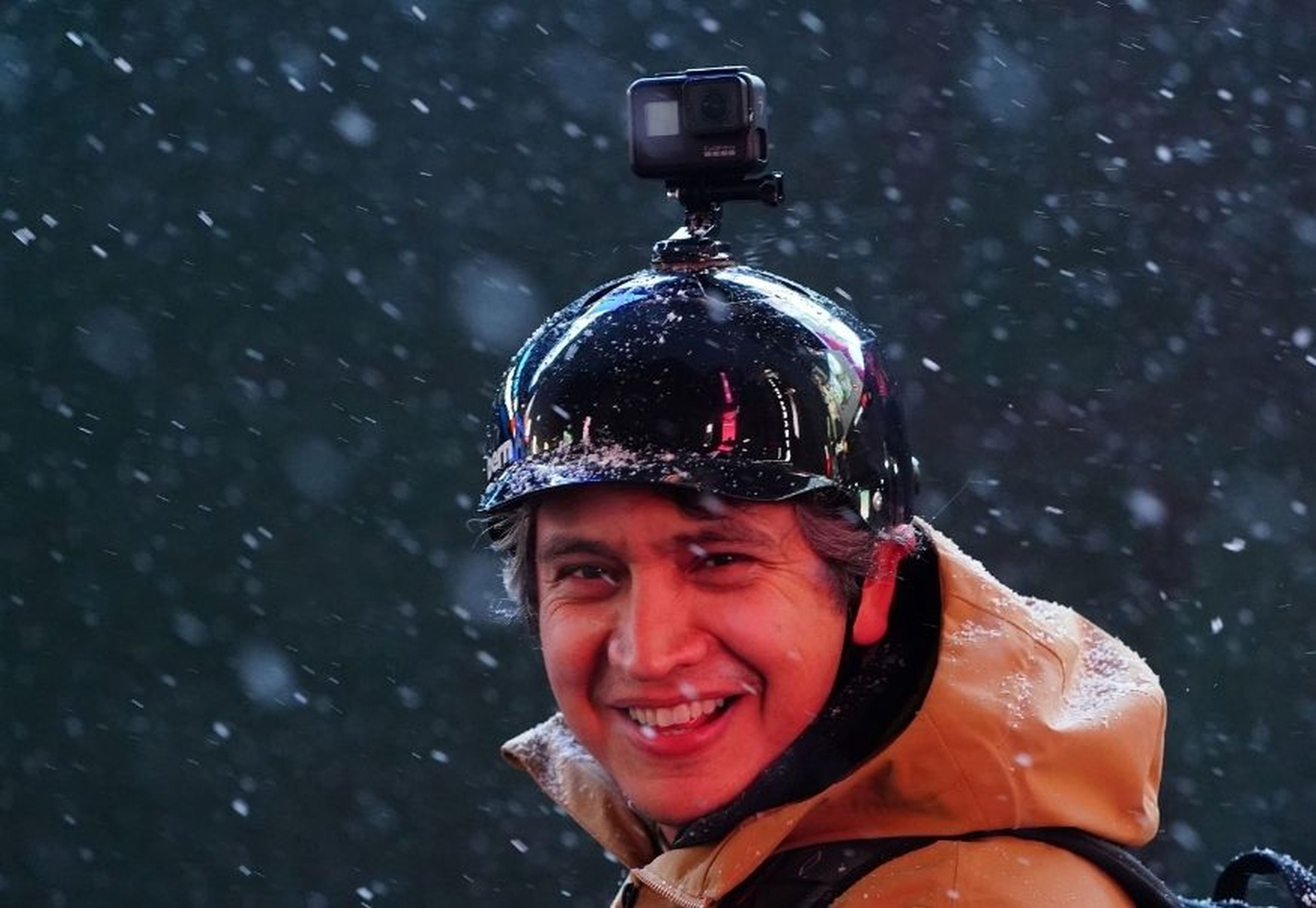 Un ciclista con una cámara GoPro en la cabeza.