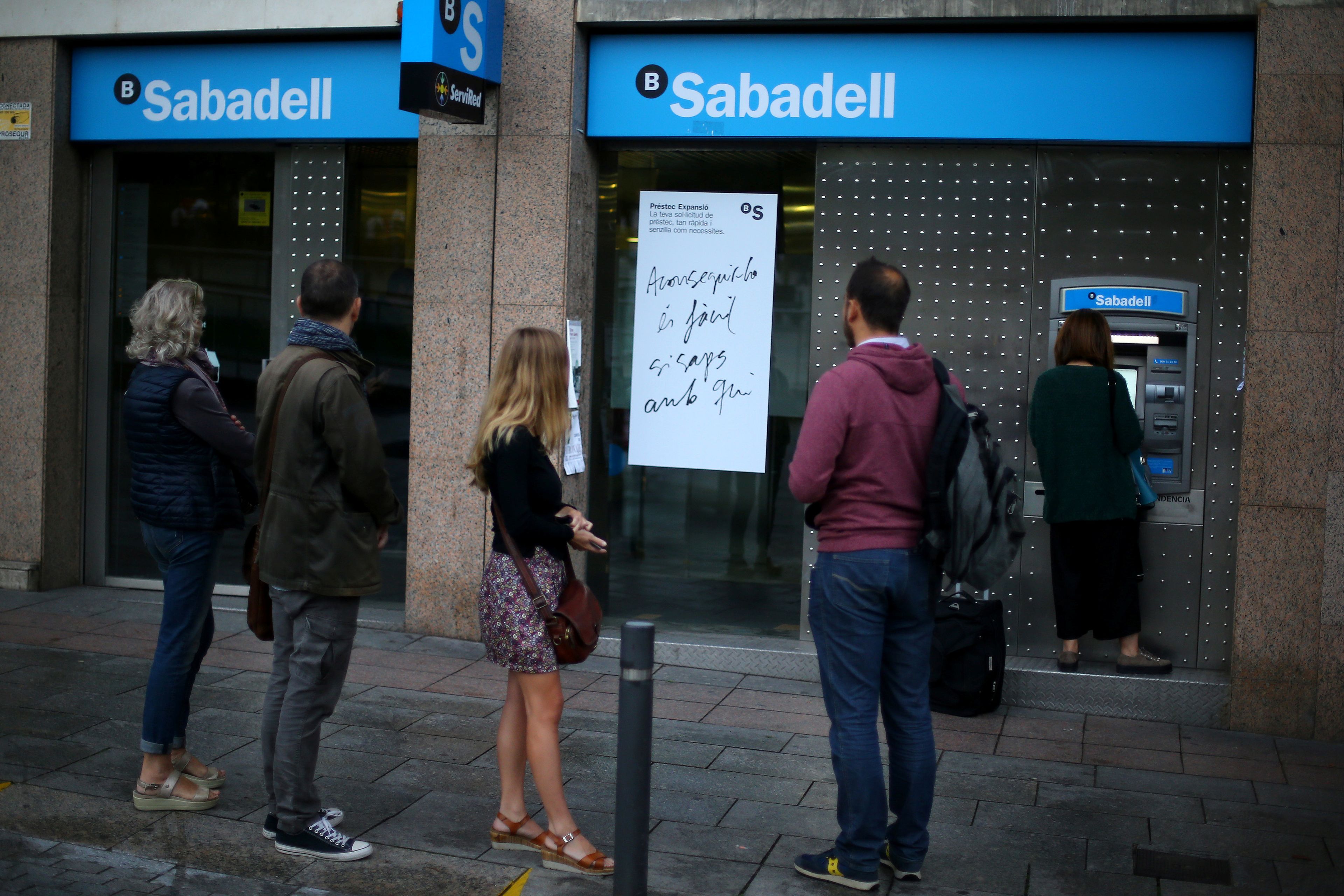 Clientes haciendo cola en Banco Sabadell