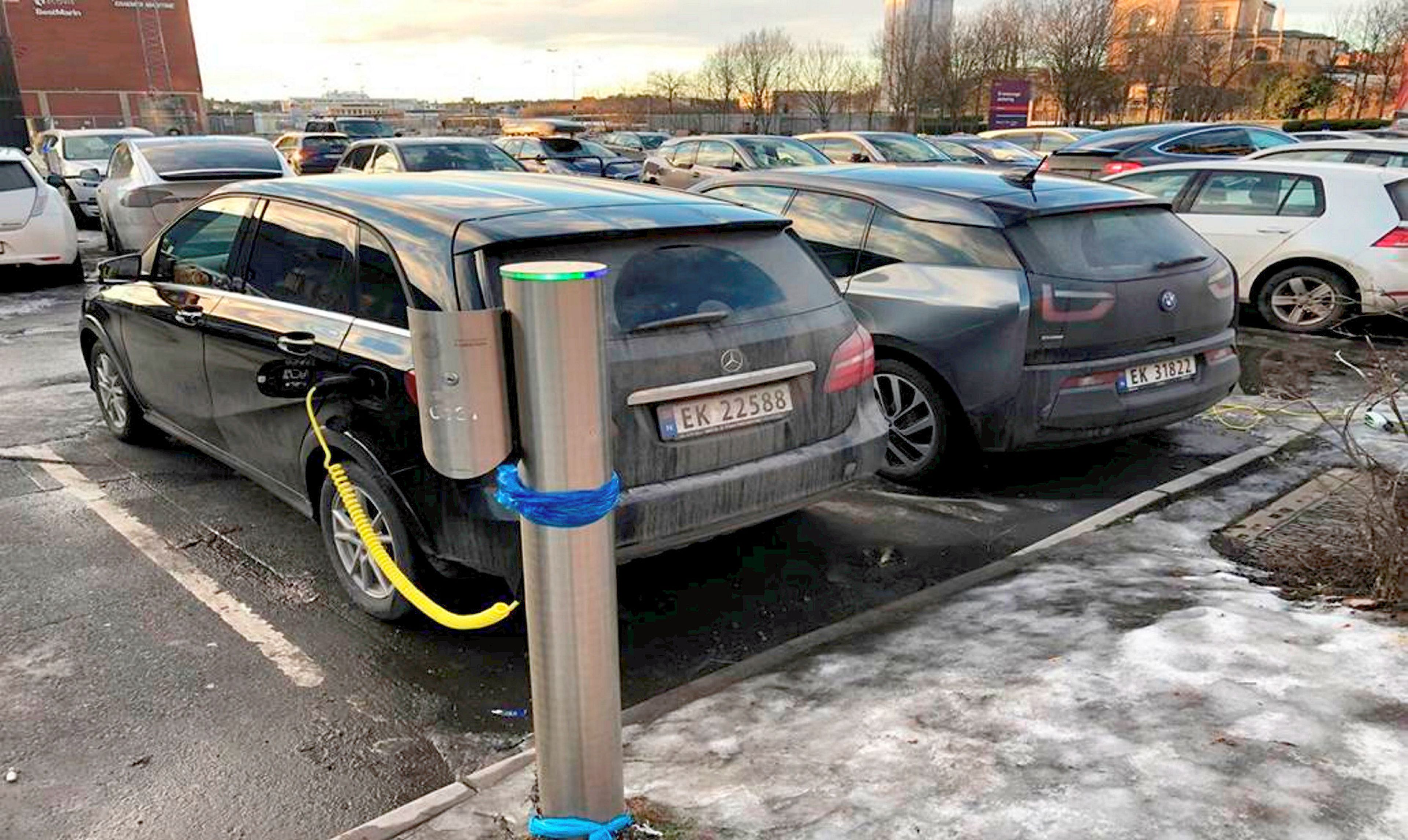 Coches eléctricos aparcados en Oslo, en una foto de archivo.