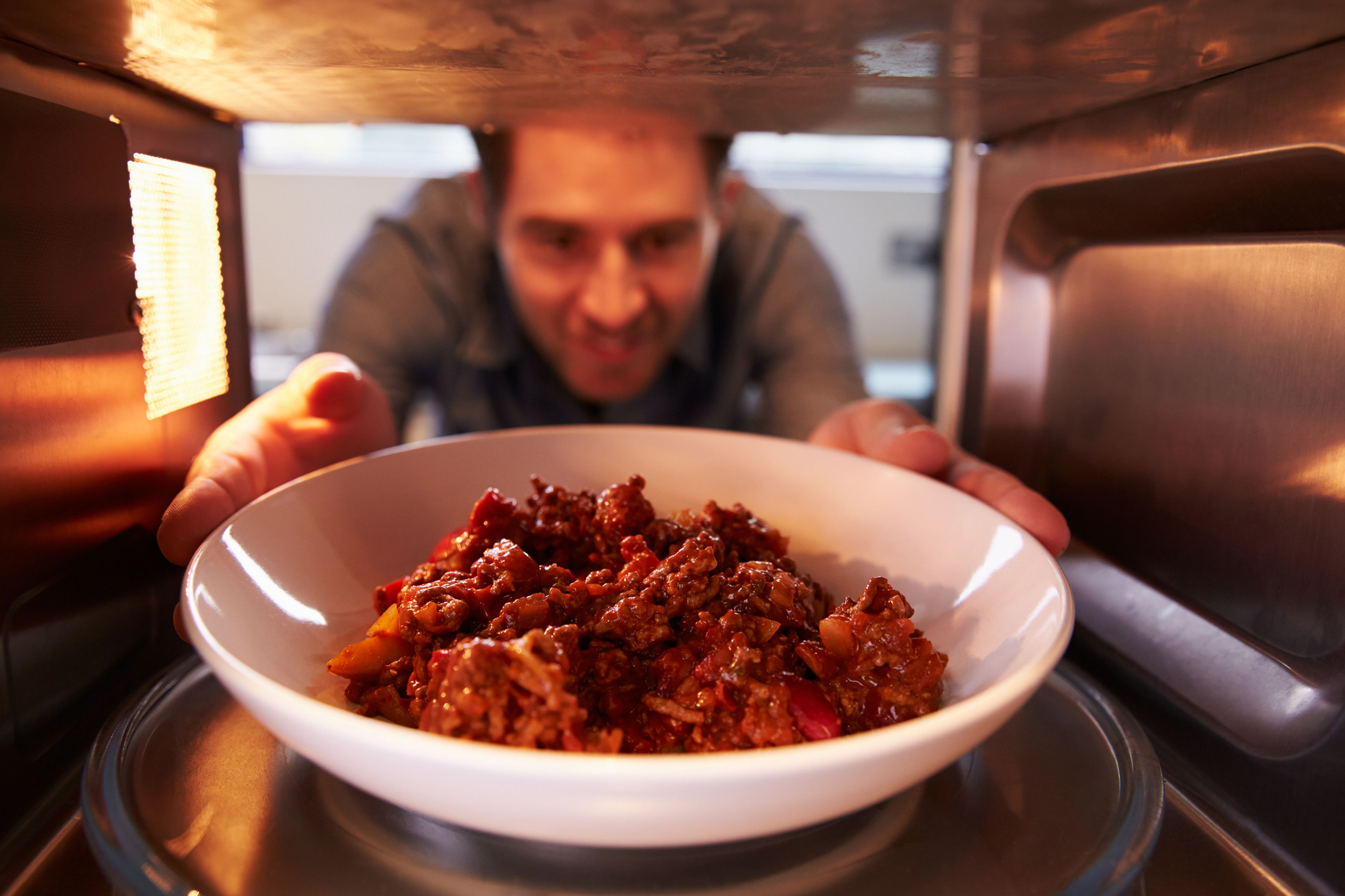 ¿Qué son los puntos calientes en el alimento cocinado por microondas?