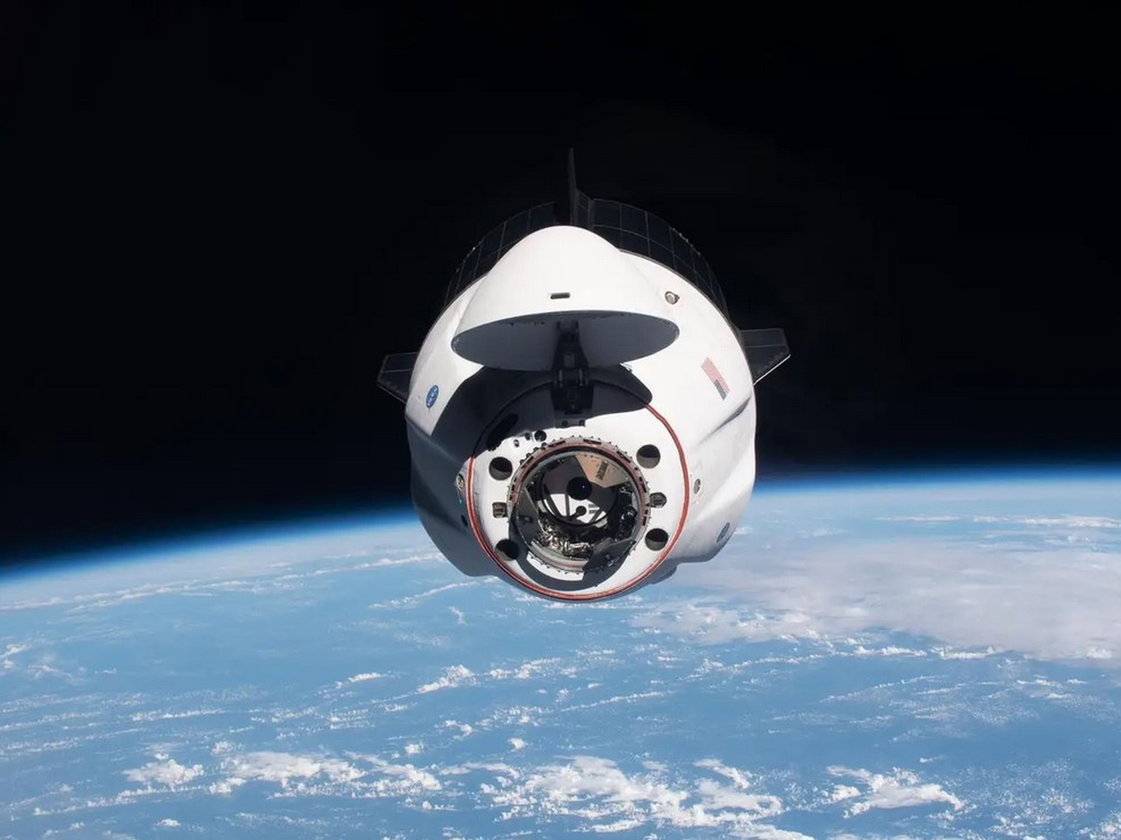 El Crew Dragon se aproxima a la Estación Espacial Internacional (EEI) con astronautas a bordo, el 24 de abril de 2021.