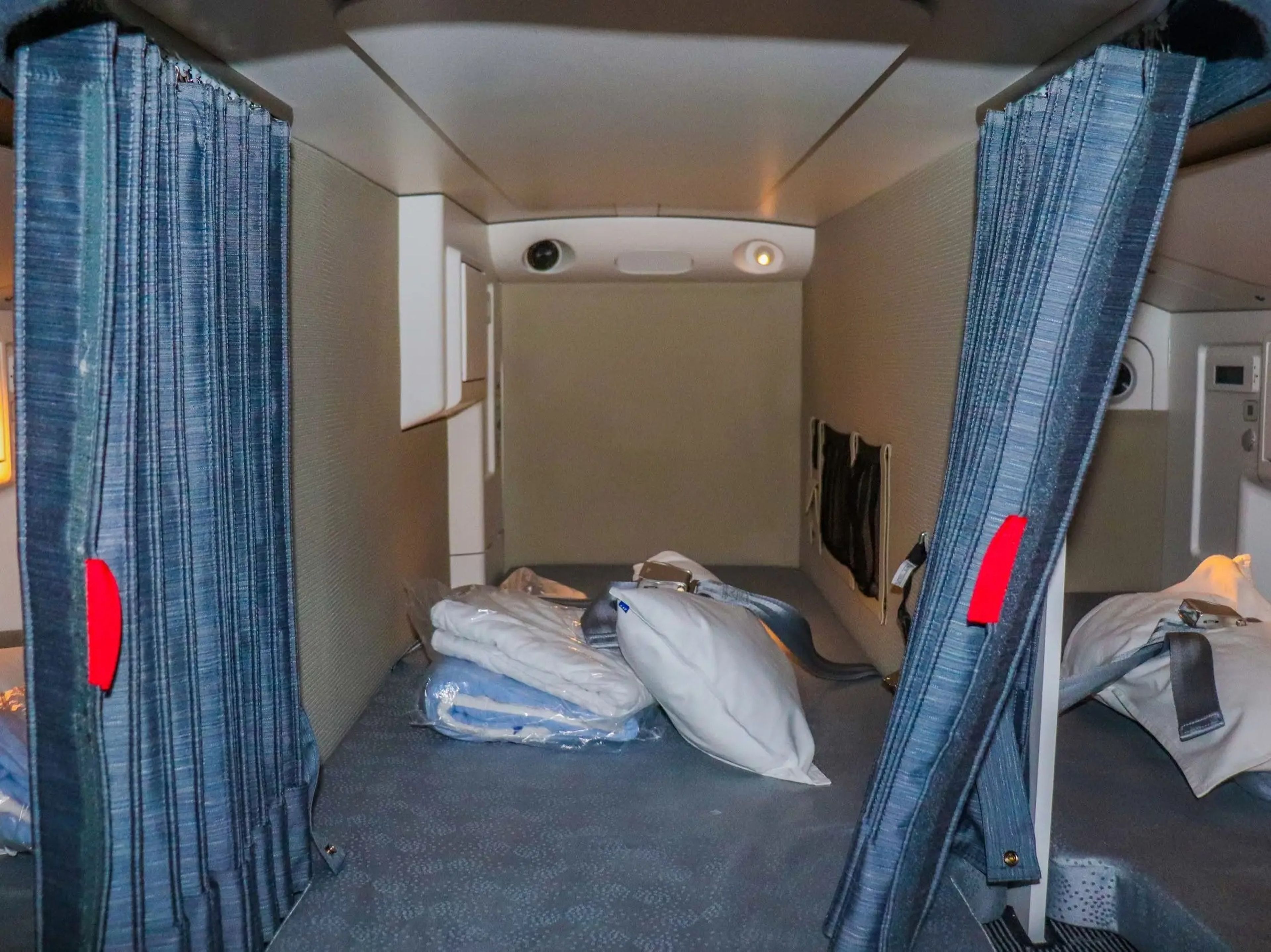 El área de descanso de la tripulación en un avión Airbus A350-900 XWB.