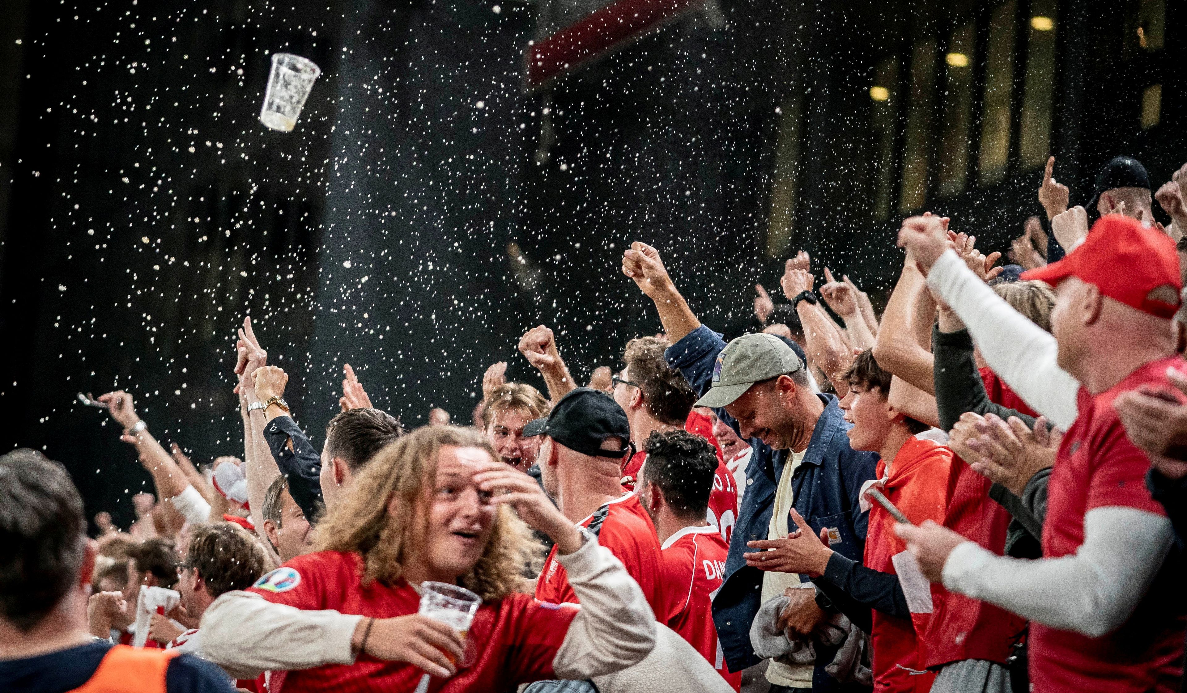 Daneses celebrando clasificatorios de la UEFA una semana antes del fin de las restricciones.