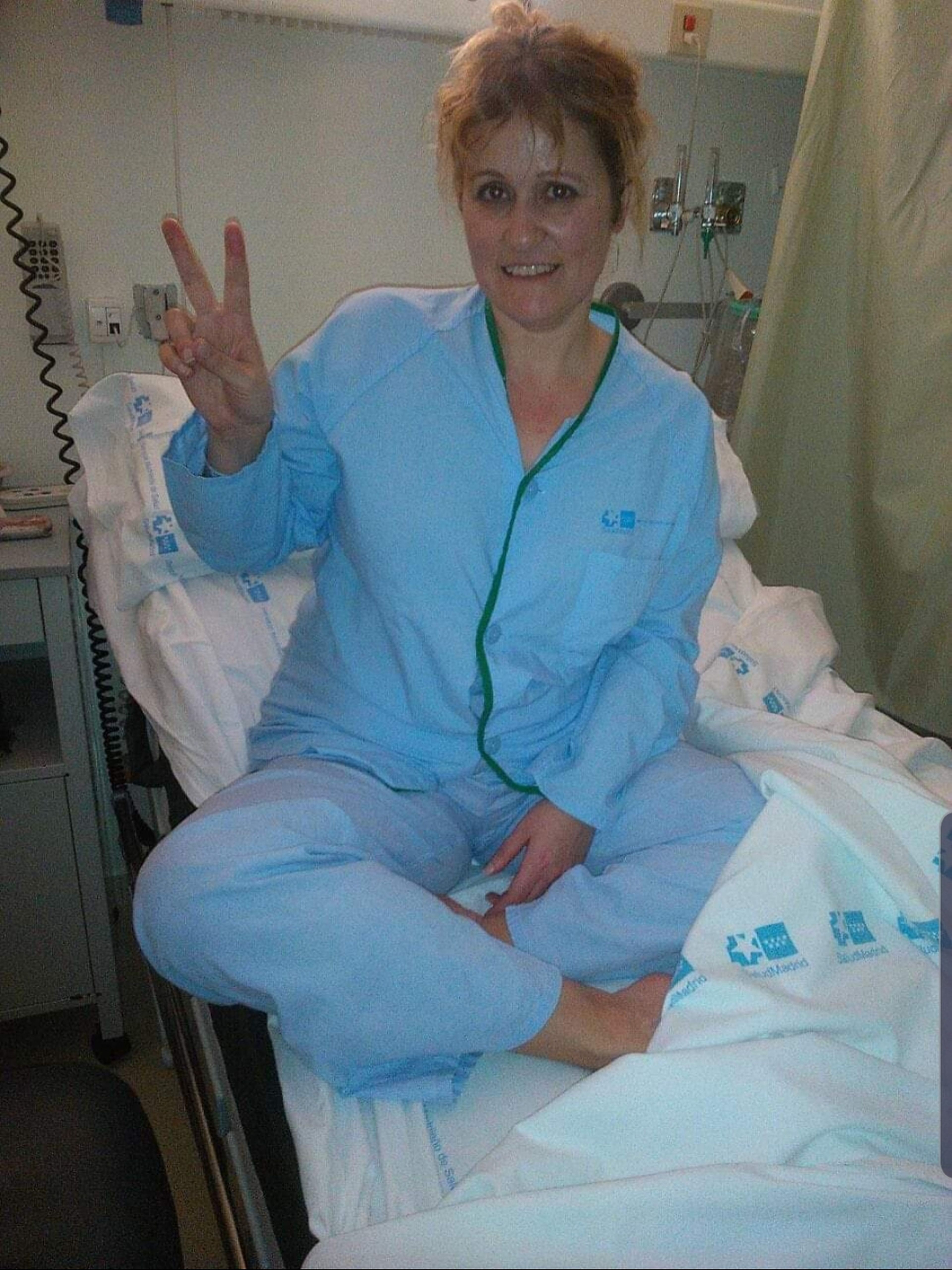 Elena Gómez en el hospital antes de someterse a la cirugía de implante coclear.