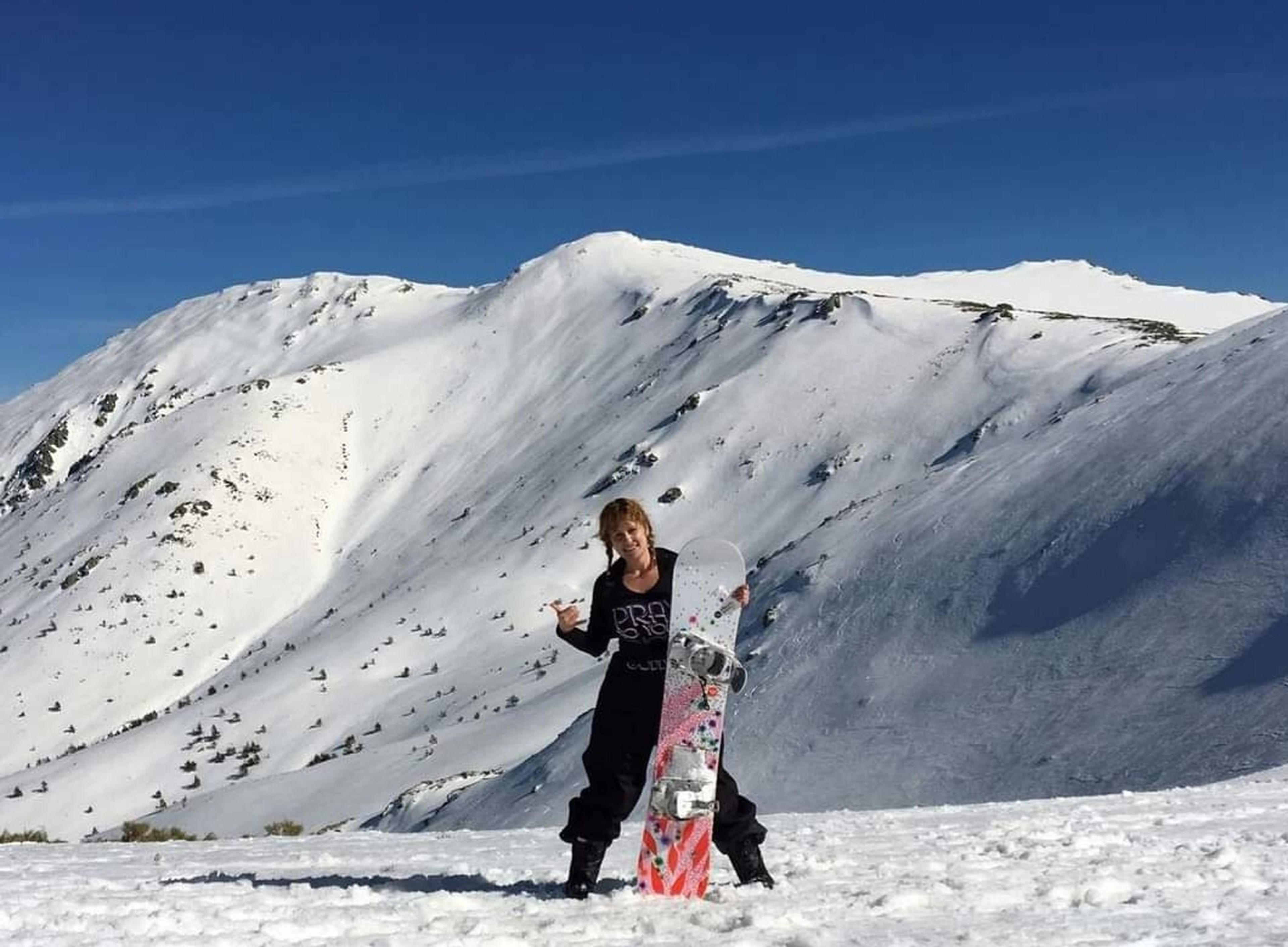 Elena Gómez con su tabla de snowboard.